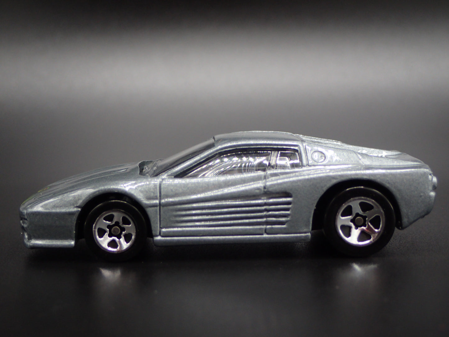 1994-1996 FERRARI F512M SUPER CAR SILVER 1:64 SCALE DIORAMA DIECAST MODEL CAR