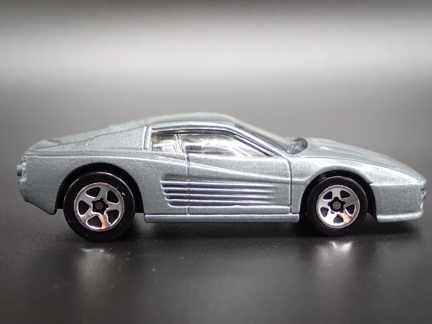 1994-1996 FERRARI F512M SUPER CAR SILVER 1:64 SCALE DIORAMA DIECAST MODEL CAR