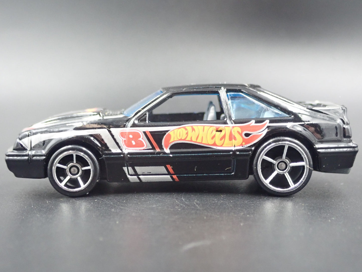 1992 92 FORD MUSTANG FOX BODY BLACK 1/64 SCALE LIMITED DIORAMA  DIECAST MODEL CAR