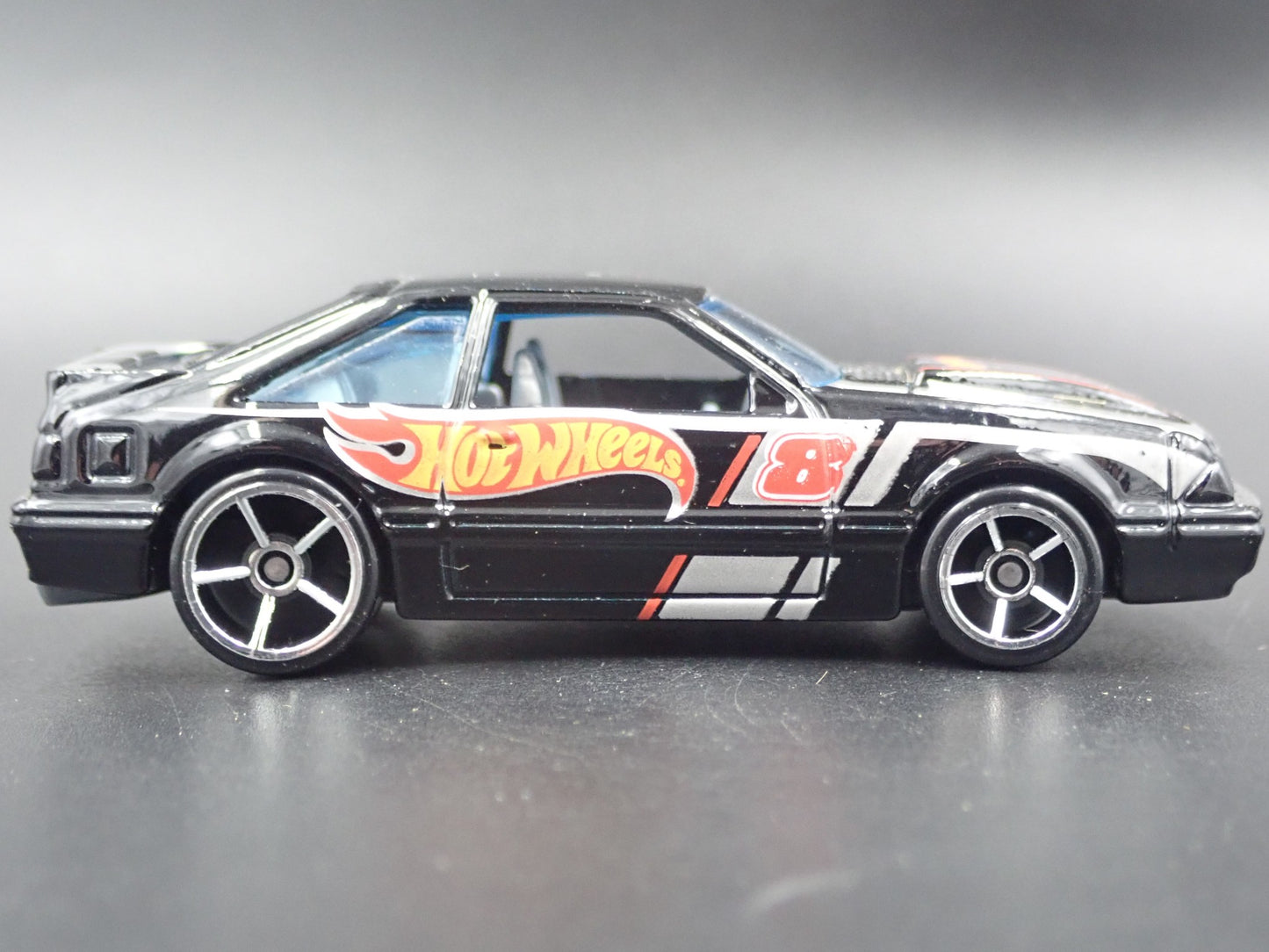 1992 92 FORD MUSTANG FOX BODY BLACK 1/64 SCALE LIMITED DIORAMA  DIECAST MODEL CAR