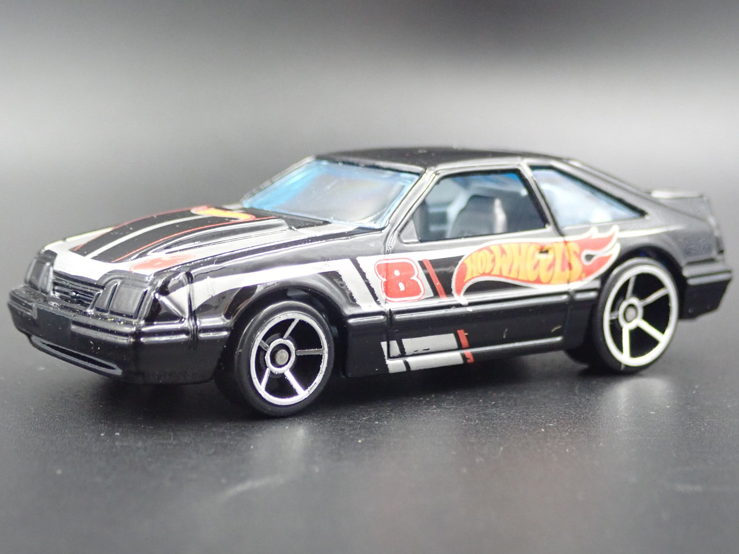 1992 92 FORD MUSTANG FOX BODY BLACK 1/64 SCALE LIMITED DIORAMA  DIECAST MODEL CAR