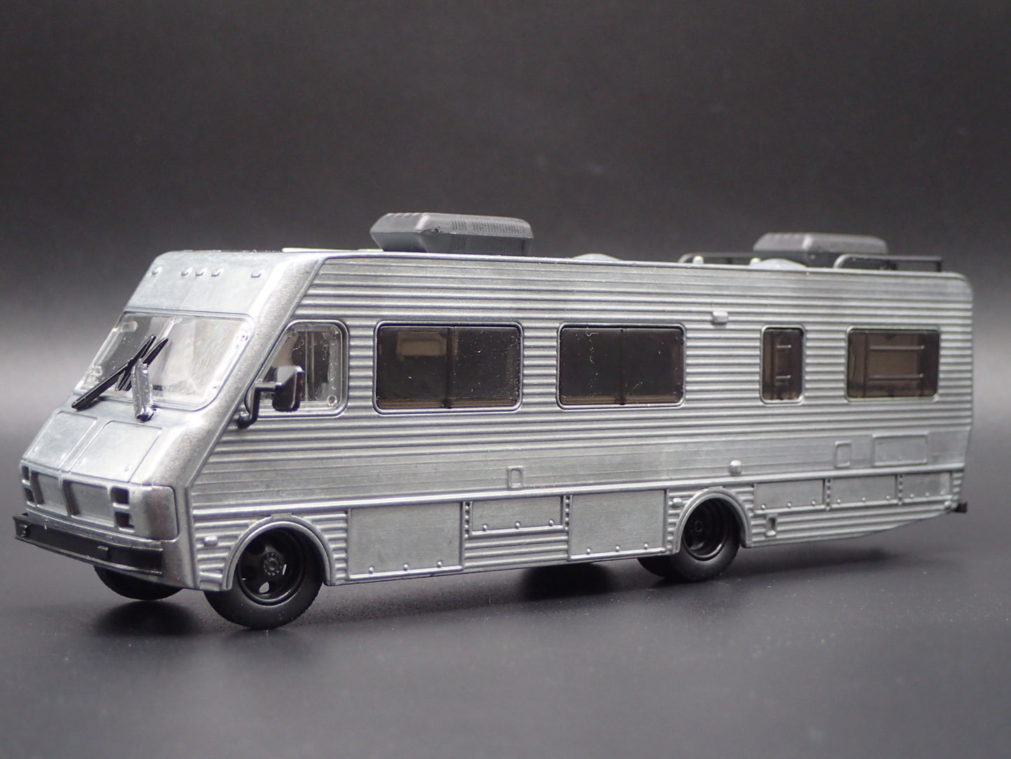 1986 86 FLEETWOOD BOUNDER RV MOTORHOME 1:64 SCALE COLLECTIBLE DIECAST MODEL CAR
