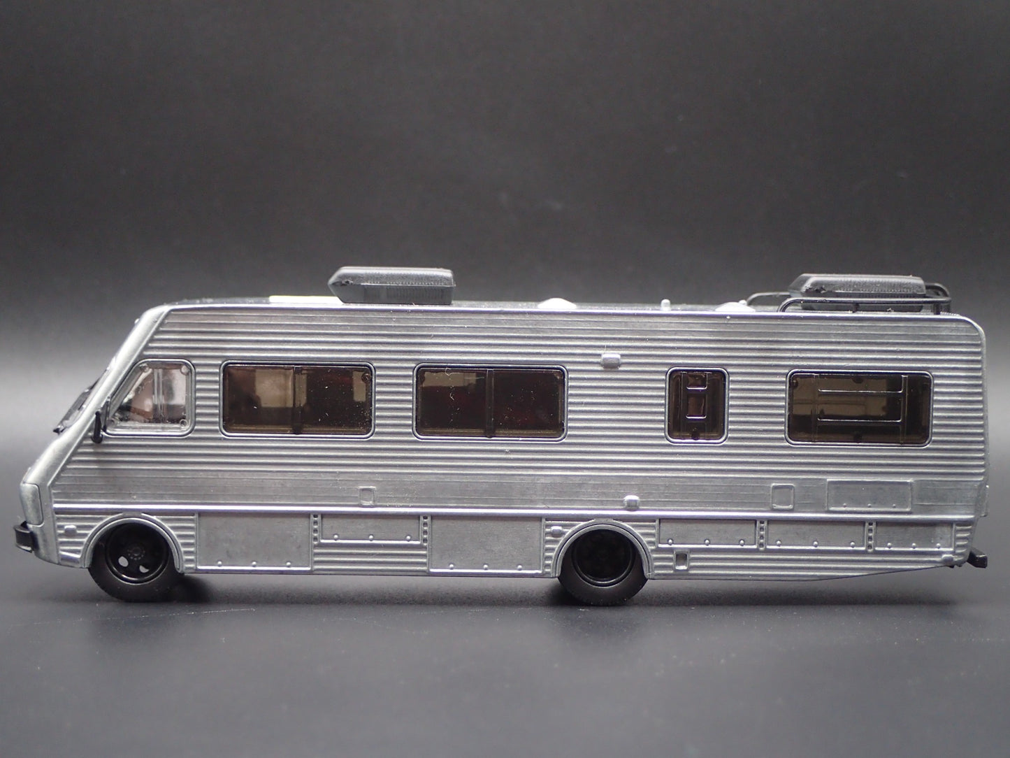1986 86 FLEETWOOD BOUNDER RV MOTORHOME 1:64 SCALE COLLECTIBLE DIECAST MODEL CAR