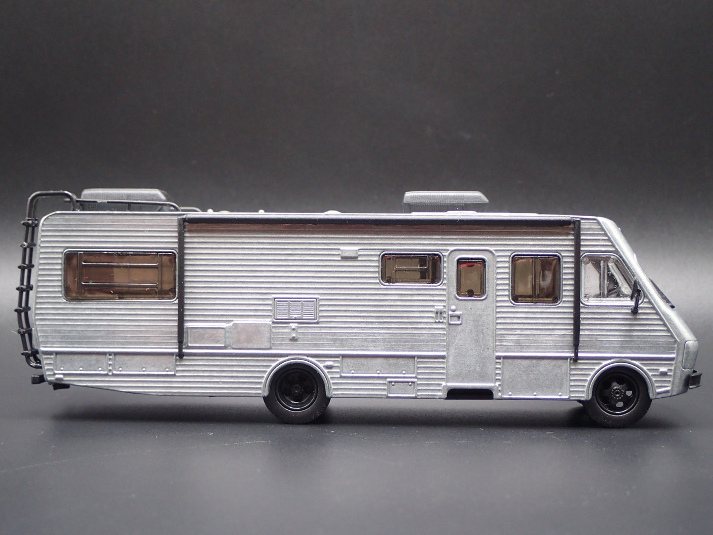 1986 86 FLEETWOOD BOUNDER RV MOTORHOME 1:64 SCALE COLLECTIBLE DIECAST MODEL CAR