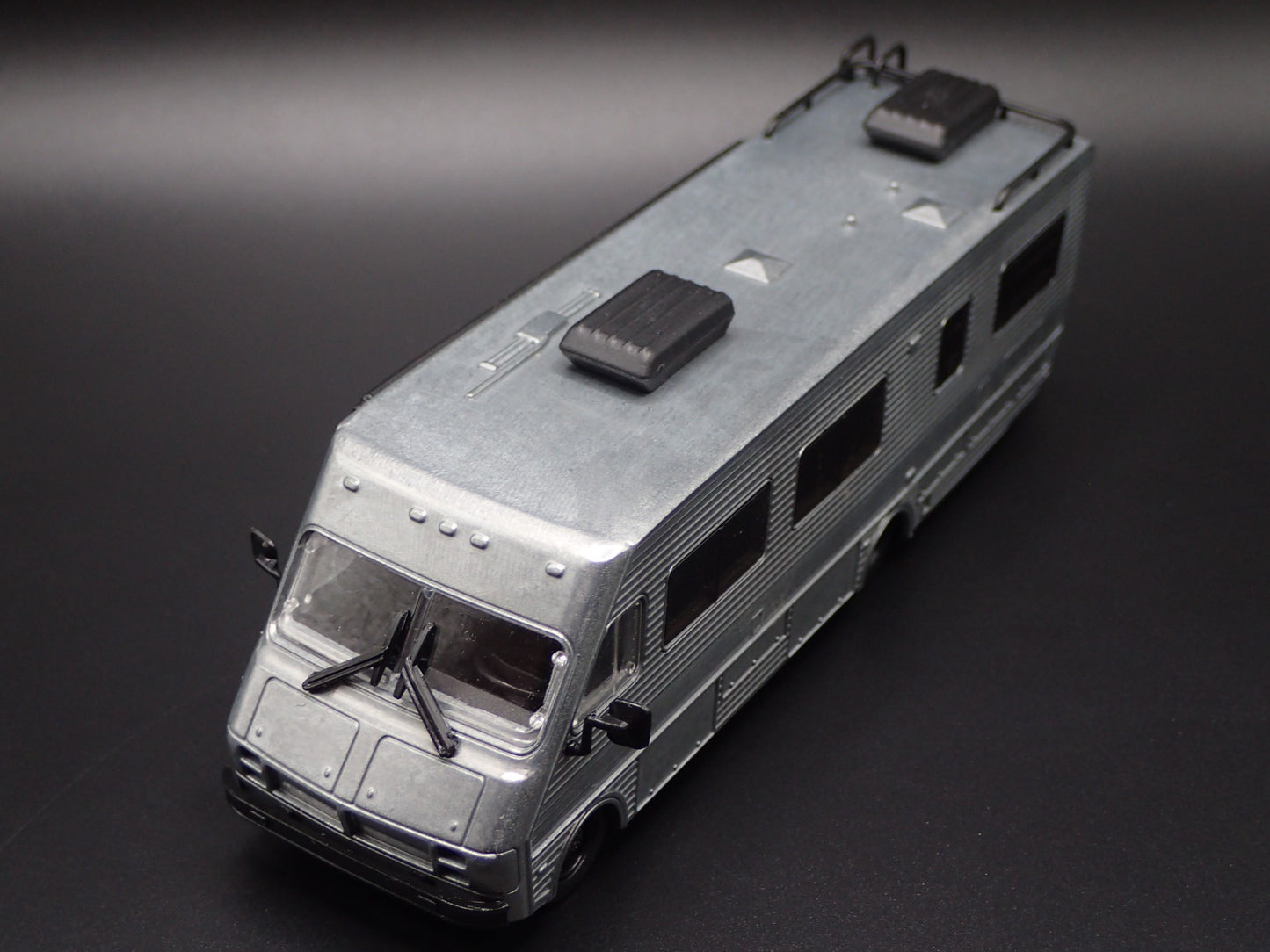 1986 86 FLEETWOOD BOUNDER RV MOTORHOME 1:64 SCALE COLLECTIBLE DIECAST MODEL CAR