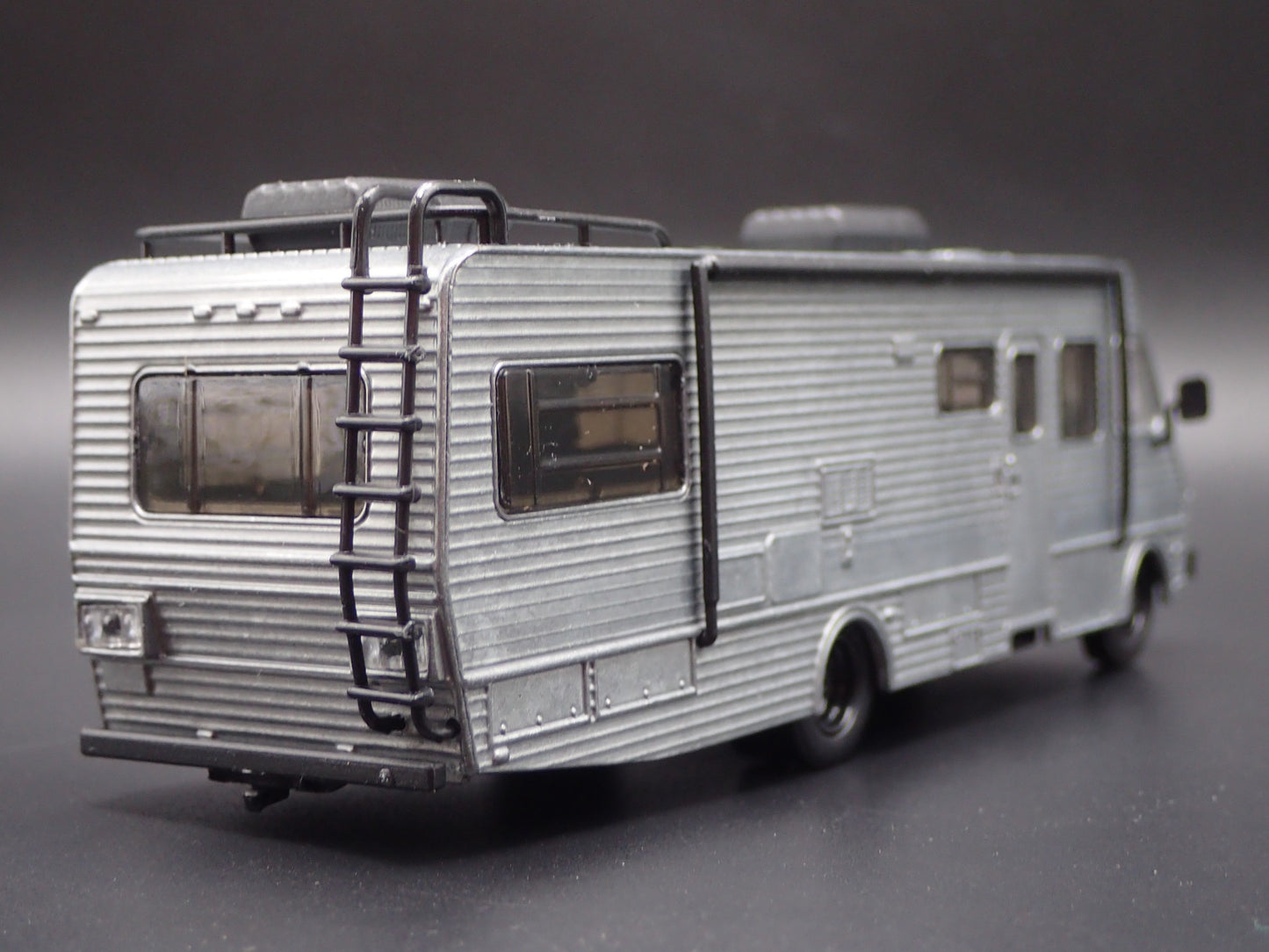 1986 86 FLEETWOOD BOUNDER RV MOTORHOME 1:64 SCALE COLLECTIBLE DIECAST MODEL CAR