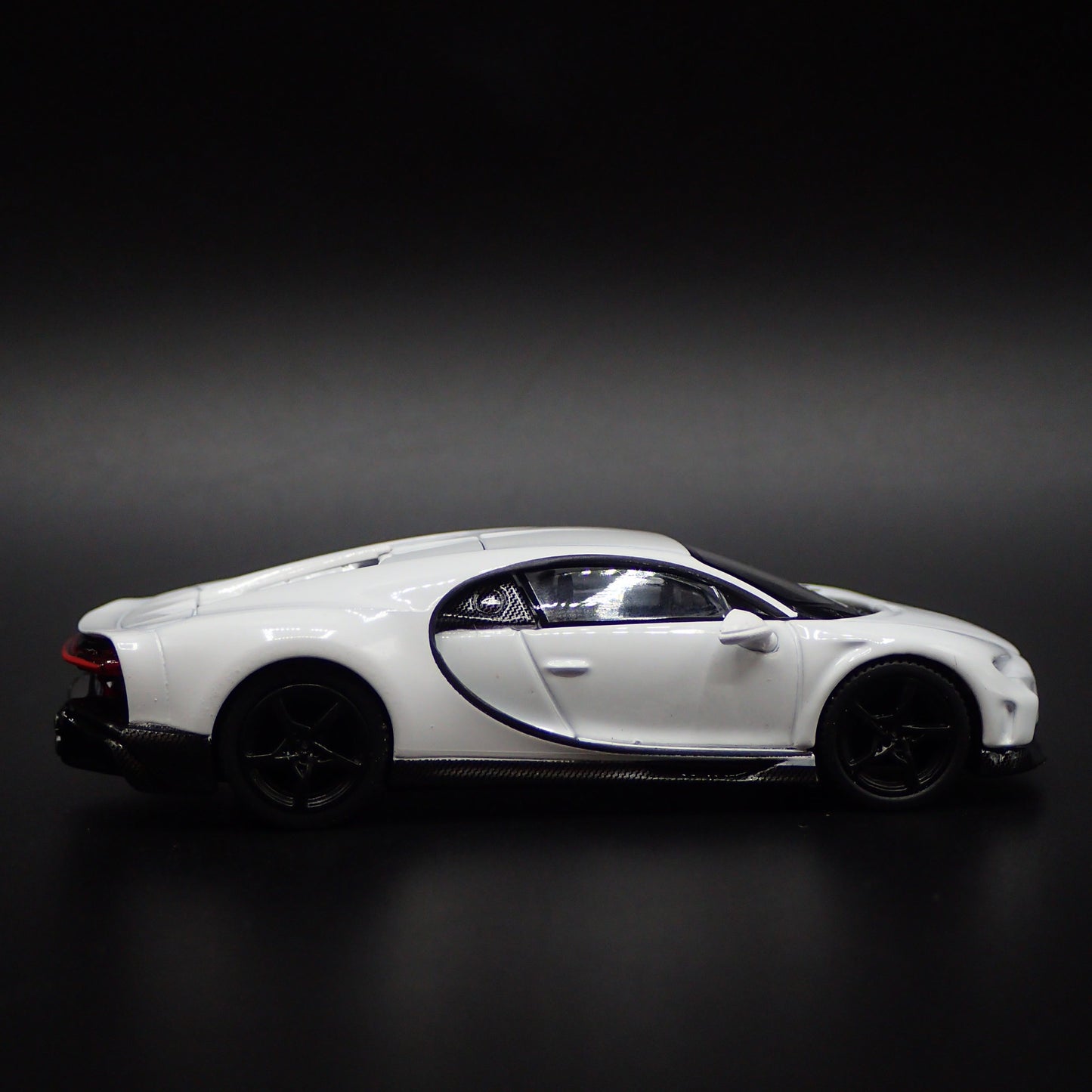 2021 BUGATTI CHIRON SUPER SPORT 1:64 SCALE COLLECTIBLE DIORAMA DIECAST MODEL CAR