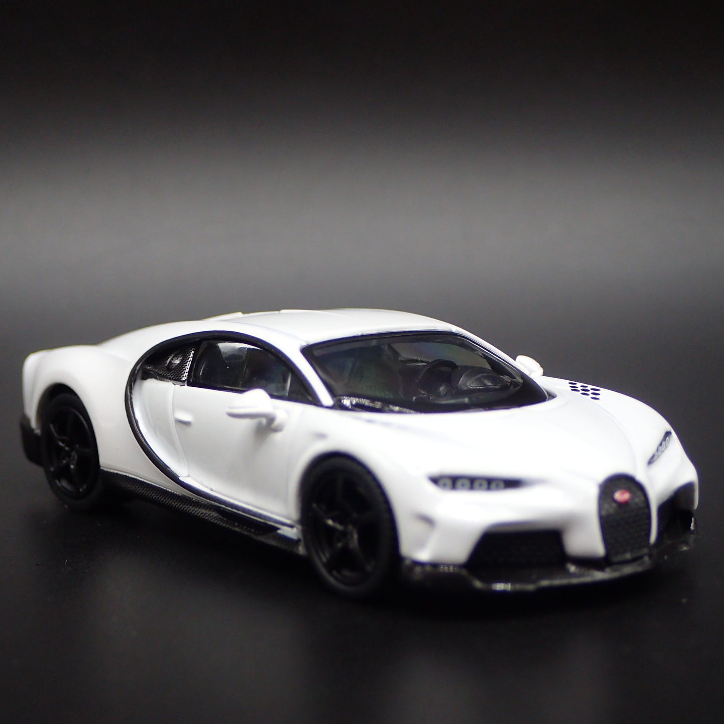 2021 BUGATTI CHIRON SUPER SPORT 1:64 SCALE COLLECTIBLE DIORAMA DIECAST MODEL CAR