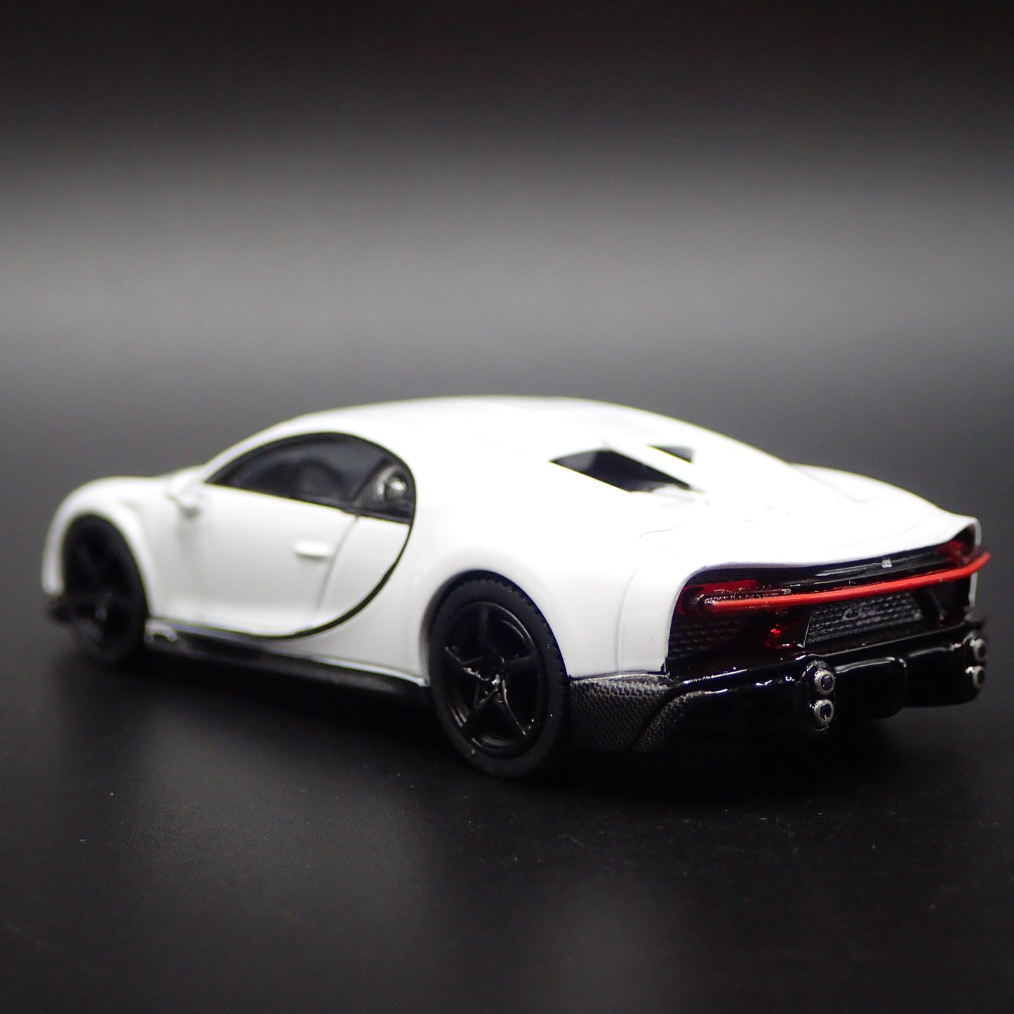 2021 BUGATTI CHIRON SUPER SPORT 1:64 SCALE COLLECTIBLE DIORAMA DIECAST MODEL CAR