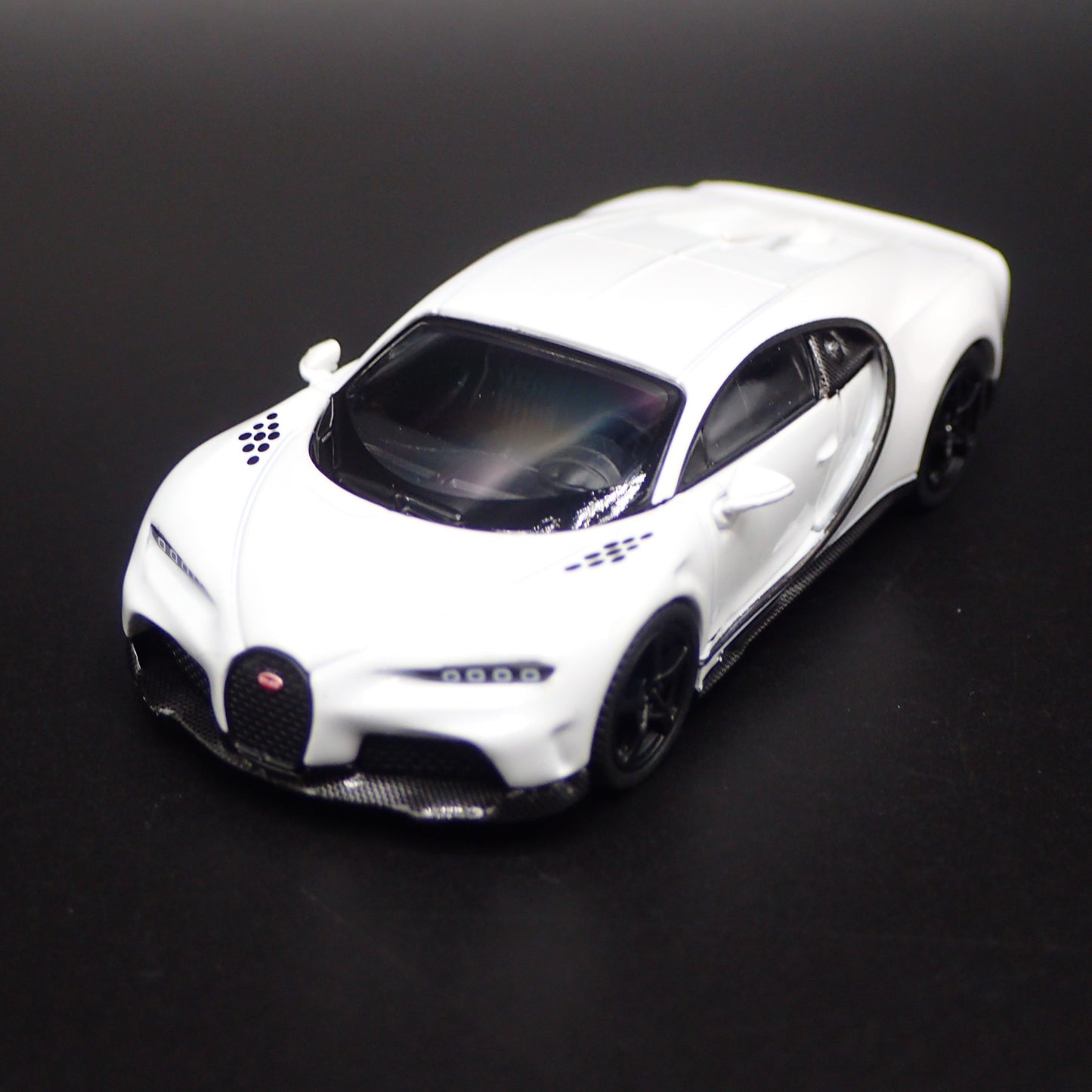 2021 BUGATTI CHIRON SUPER SPORT 1:64 SCALE COLLECTIBLE DIORAMA DIECAST MODEL CAR