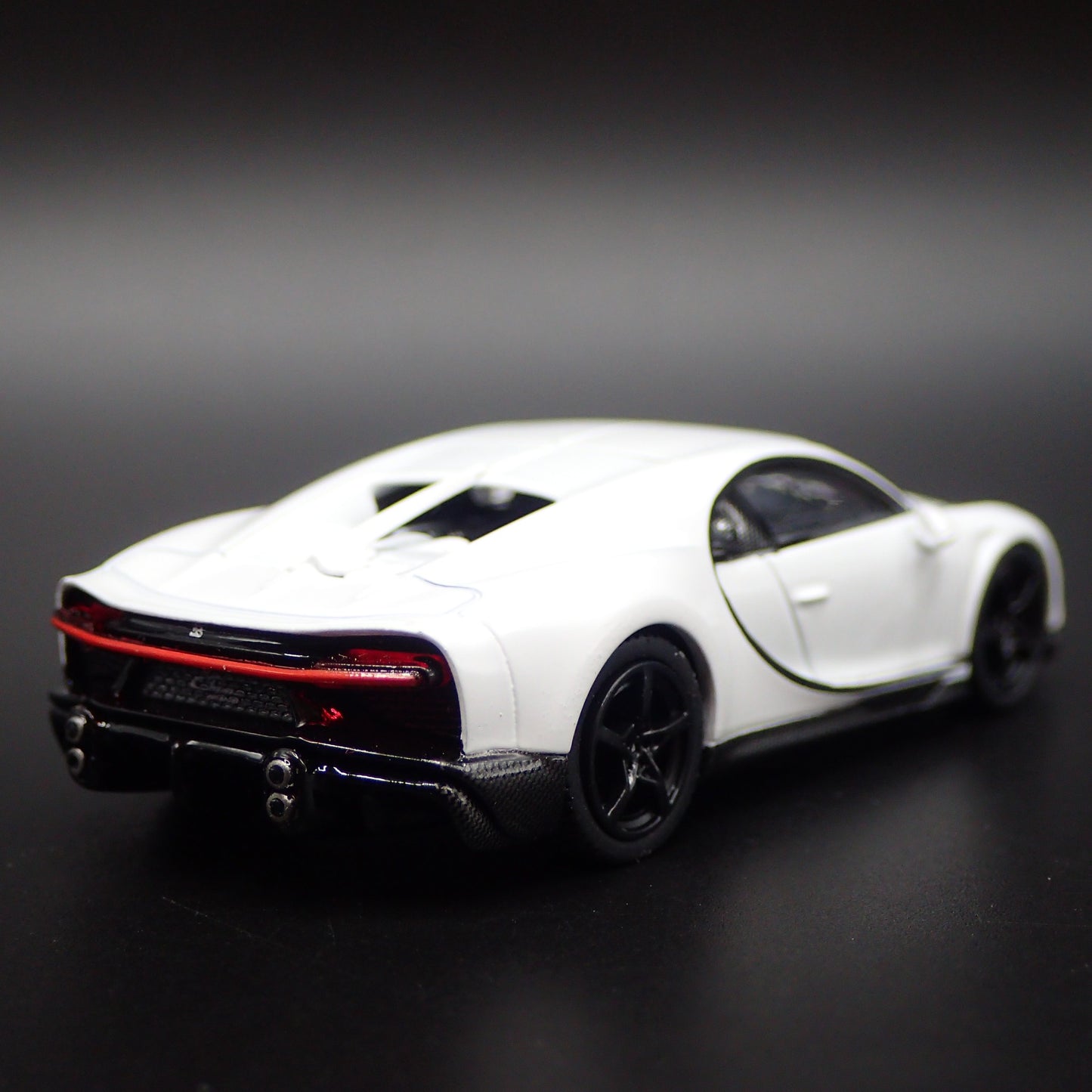 2021 BUGATTI CHIRON SUPER SPORT 1:64 SCALE COLLECTIBLE DIORAMA DIECAST MODEL CAR