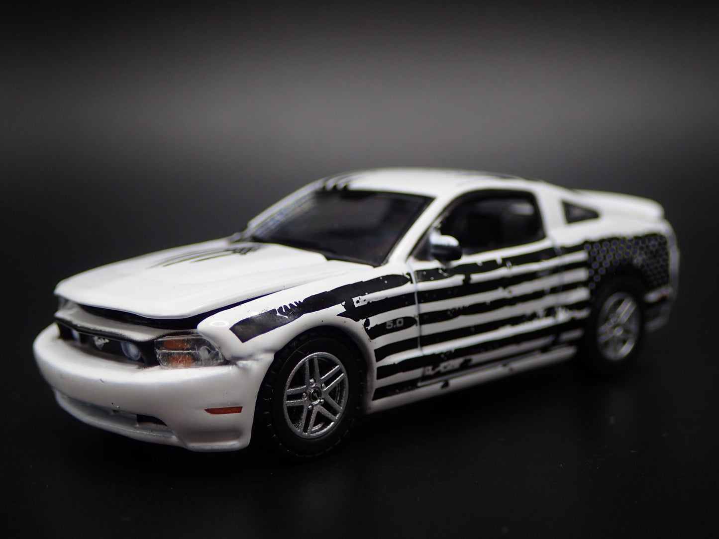 2011 11 FORD MUSTANG GT 5.0 1/64 SCALE COLLECTIBLE DIORAMA DIECAST MODEL CAR