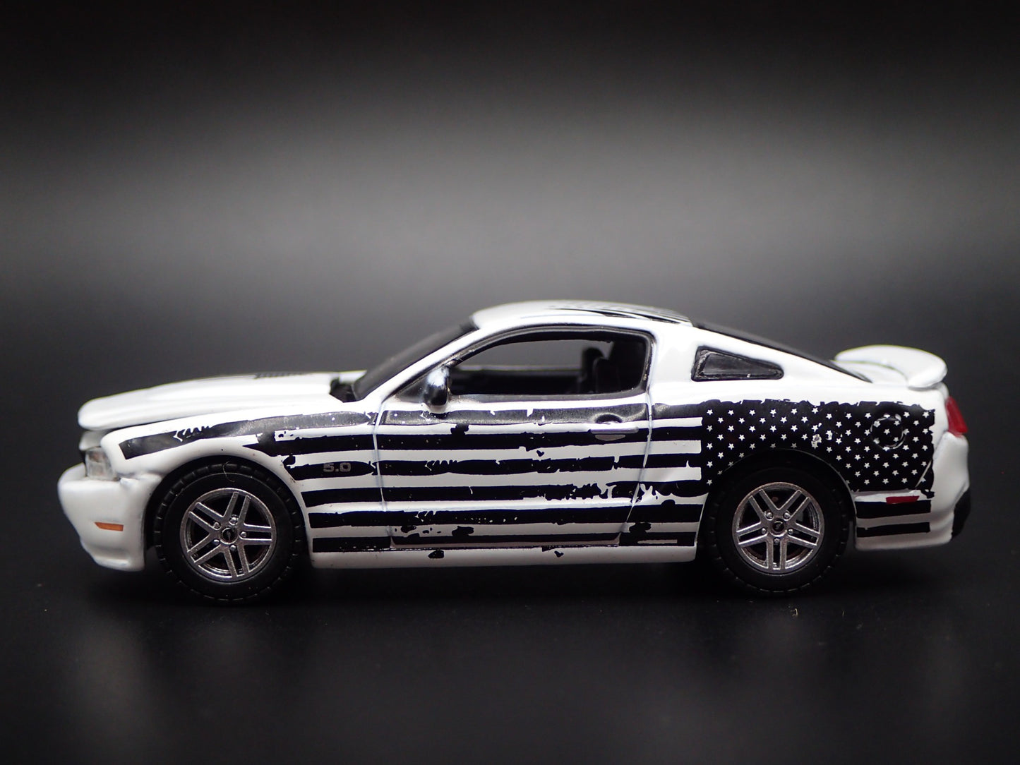 2011 11 FORD MUSTANG GT 5.0 1/64 SCALE COLLECTIBLE DIORAMA DIECAST MODEL CAR