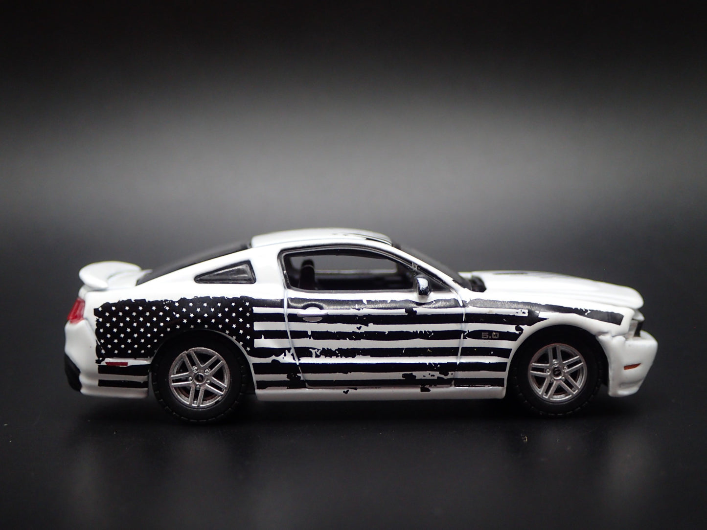 2011 11 FORD MUSTANG GT 5.0 1/64 SCALE COLLECTIBLE DIORAMA DIECAST MODEL CAR