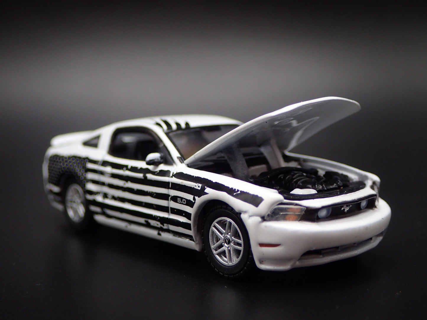 2011 11 FORD MUSTANG GT 5.0 1/64 SCALE COLLECTIBLE DIORAMA DIECAST MODEL CAR