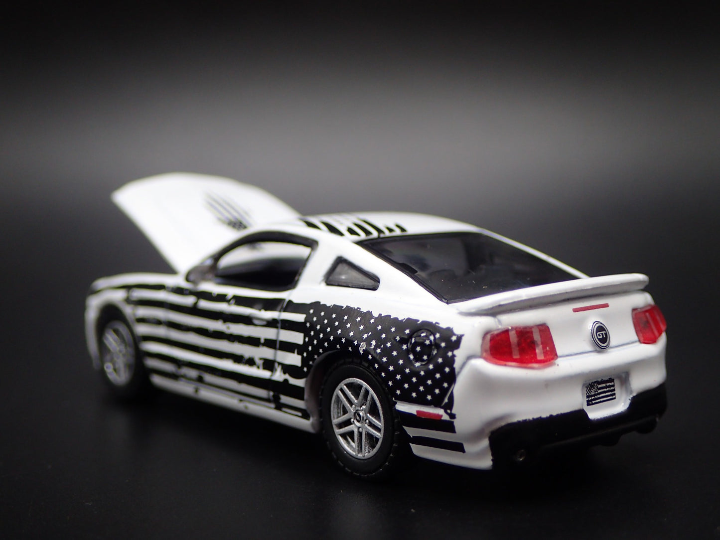 2011 11 FORD MUSTANG GT 5.0 1/64 SCALE COLLECTIBLE DIORAMA DIECAST MODEL CAR