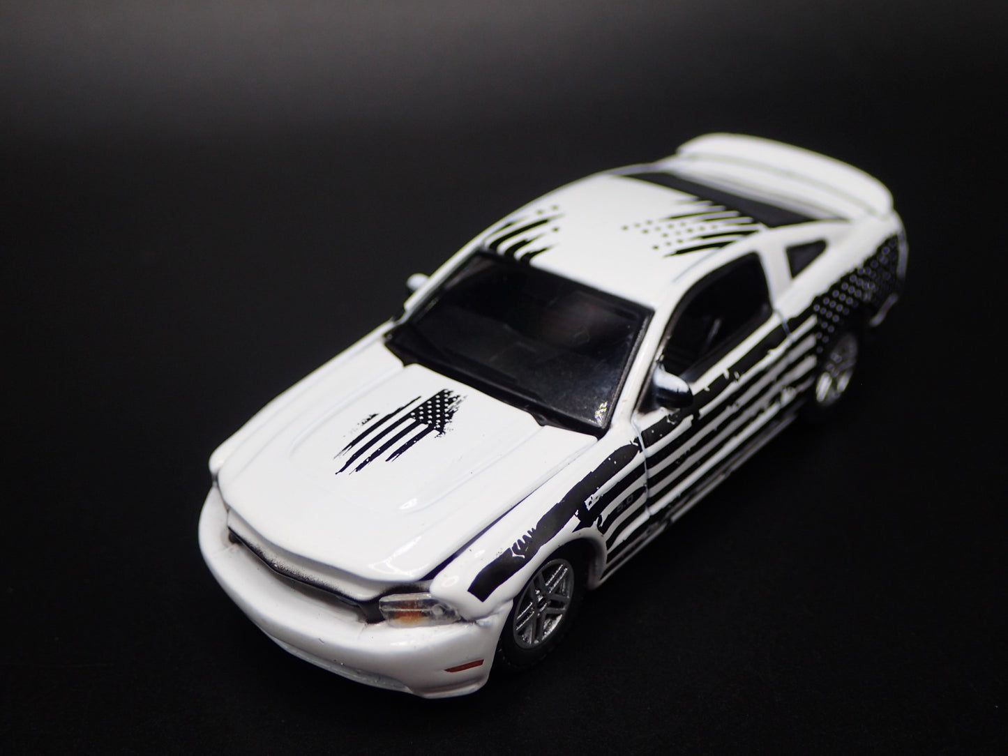 2011 11 FORD MUSTANG GT 5.0 1/64 SCALE COLLECTIBLE DIORAMA DIECAST MODEL CAR