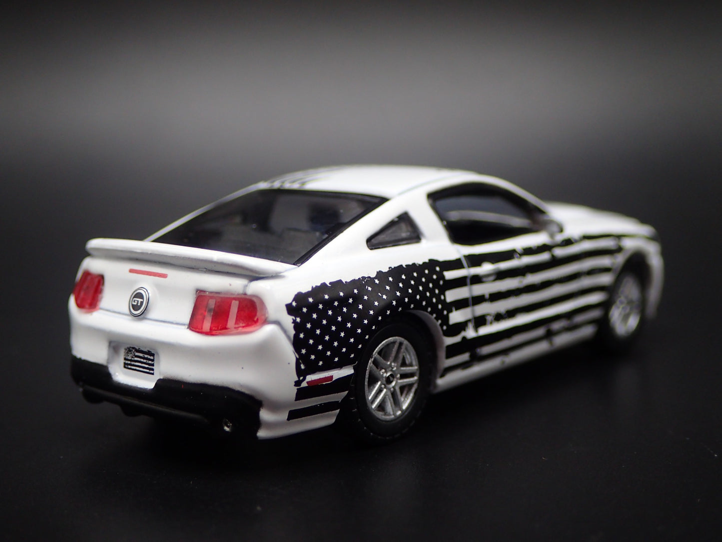 2011 11 FORD MUSTANG GT 5.0 1/64 SCALE COLLECTIBLE DIORAMA DIECAST MODEL CAR