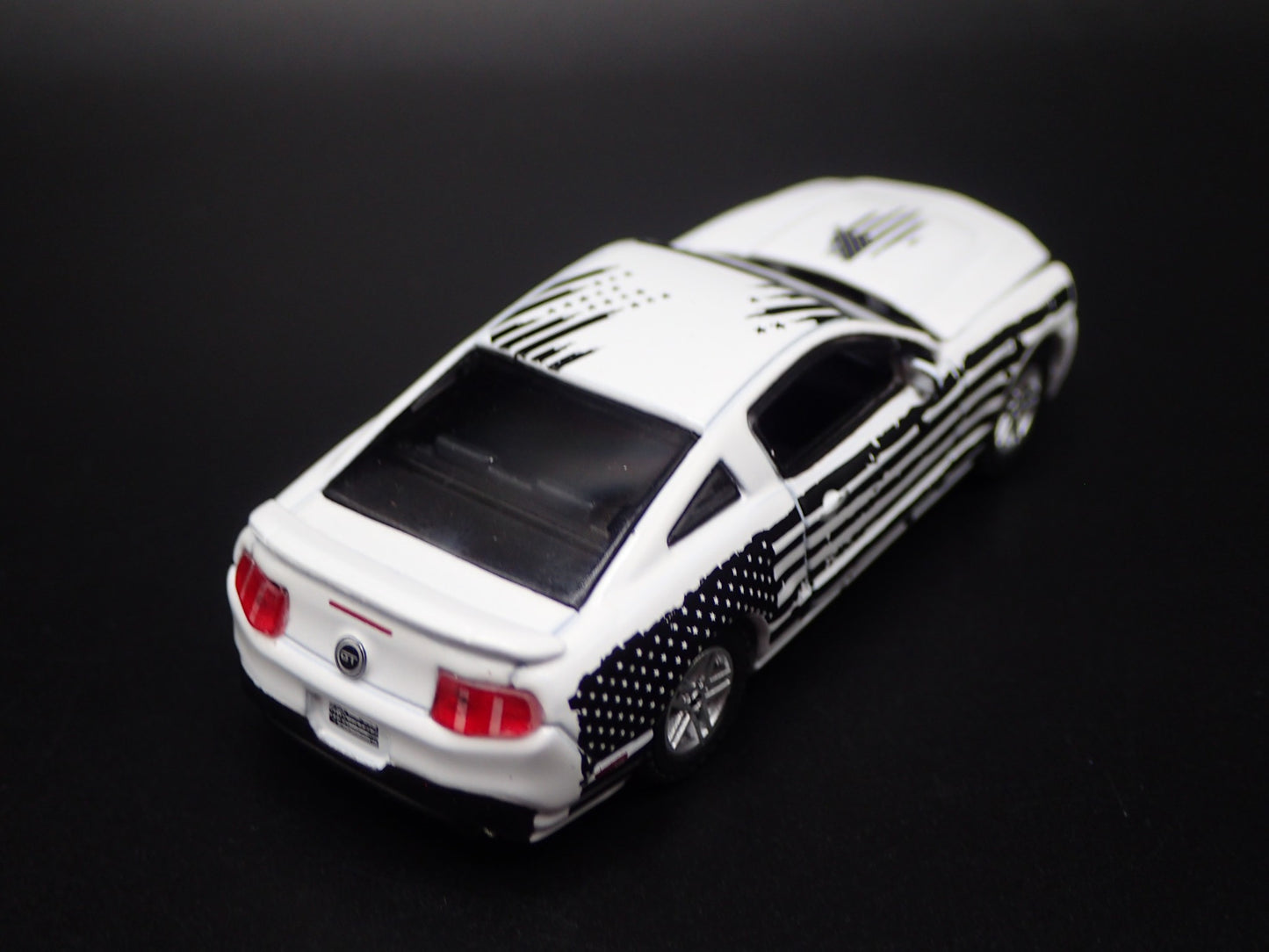 2011 11 FORD MUSTANG GT 5.0 1/64 SCALE COLLECTIBLE DIORAMA DIECAST MODEL CAR