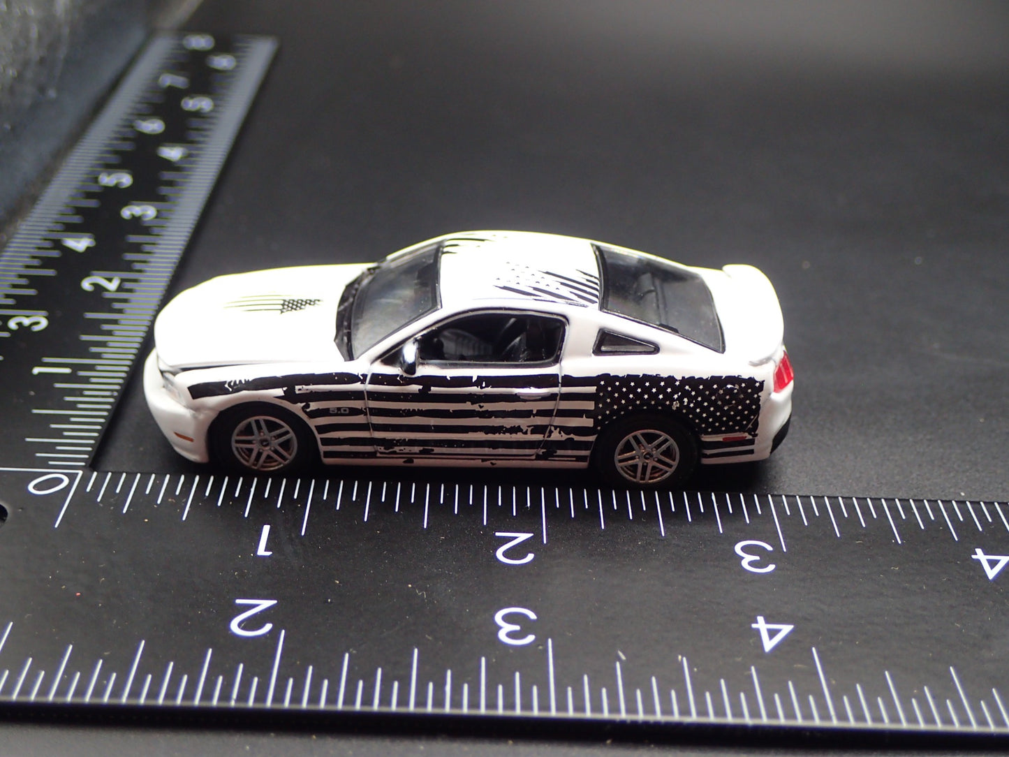 2011 11 FORD MUSTANG GT 5.0 1/64 SCALE COLLECTIBLE DIORAMA DIECAST MODEL CAR