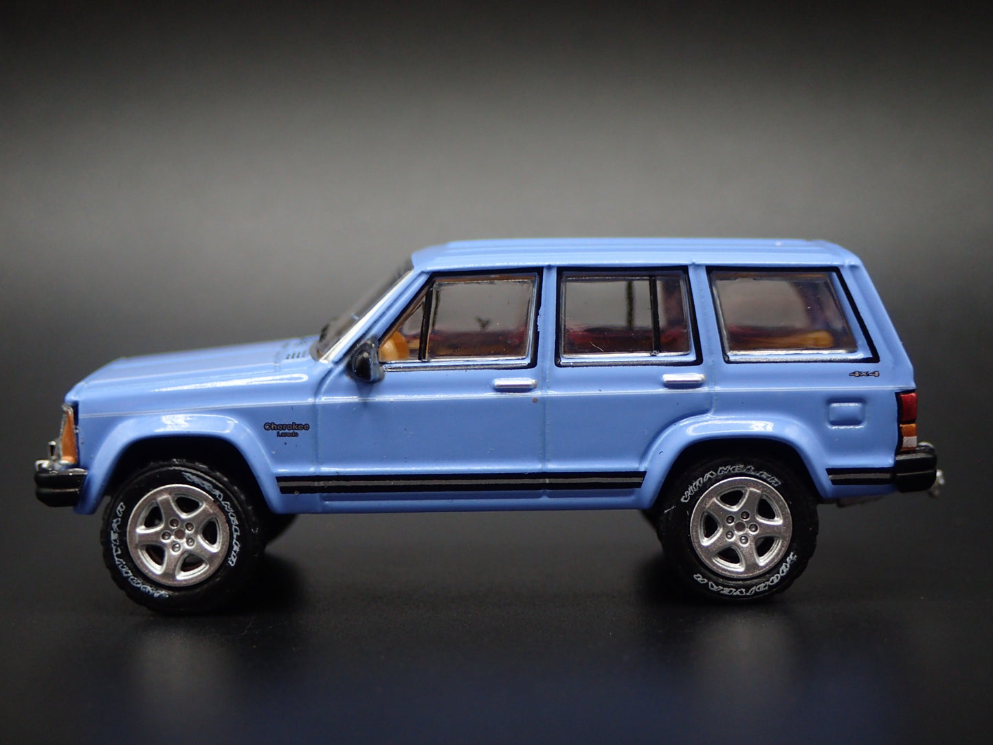 1984-2001 JEEP CHEROKEE LAREDO XJ 4 DOOR 1:64 SCALE DIORAMA DIECAST MODEL CAR