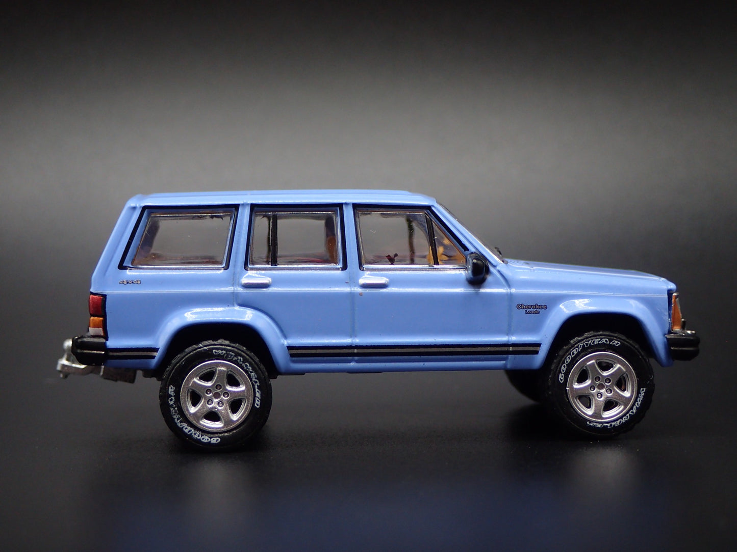 1984-2001 JEEP CHEROKEE LAREDO XJ 4 DOOR 1:64 SCALE DIORAMA DIECAST MODEL CAR