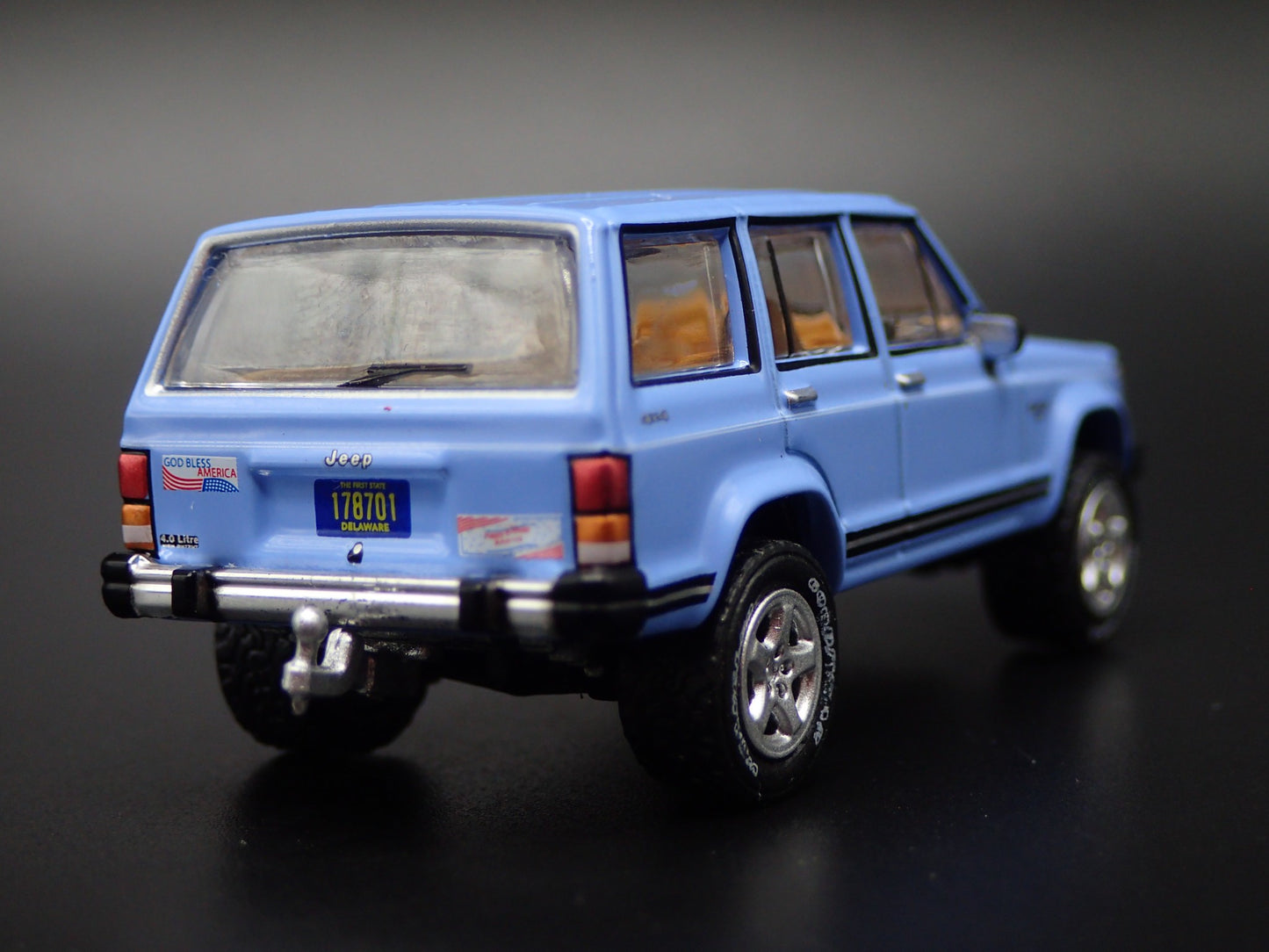 1984-2001 JEEP CHEROKEE LAREDO XJ 4 DOOR 1:64 SCALE DIORAMA DIECAST MODEL CAR
