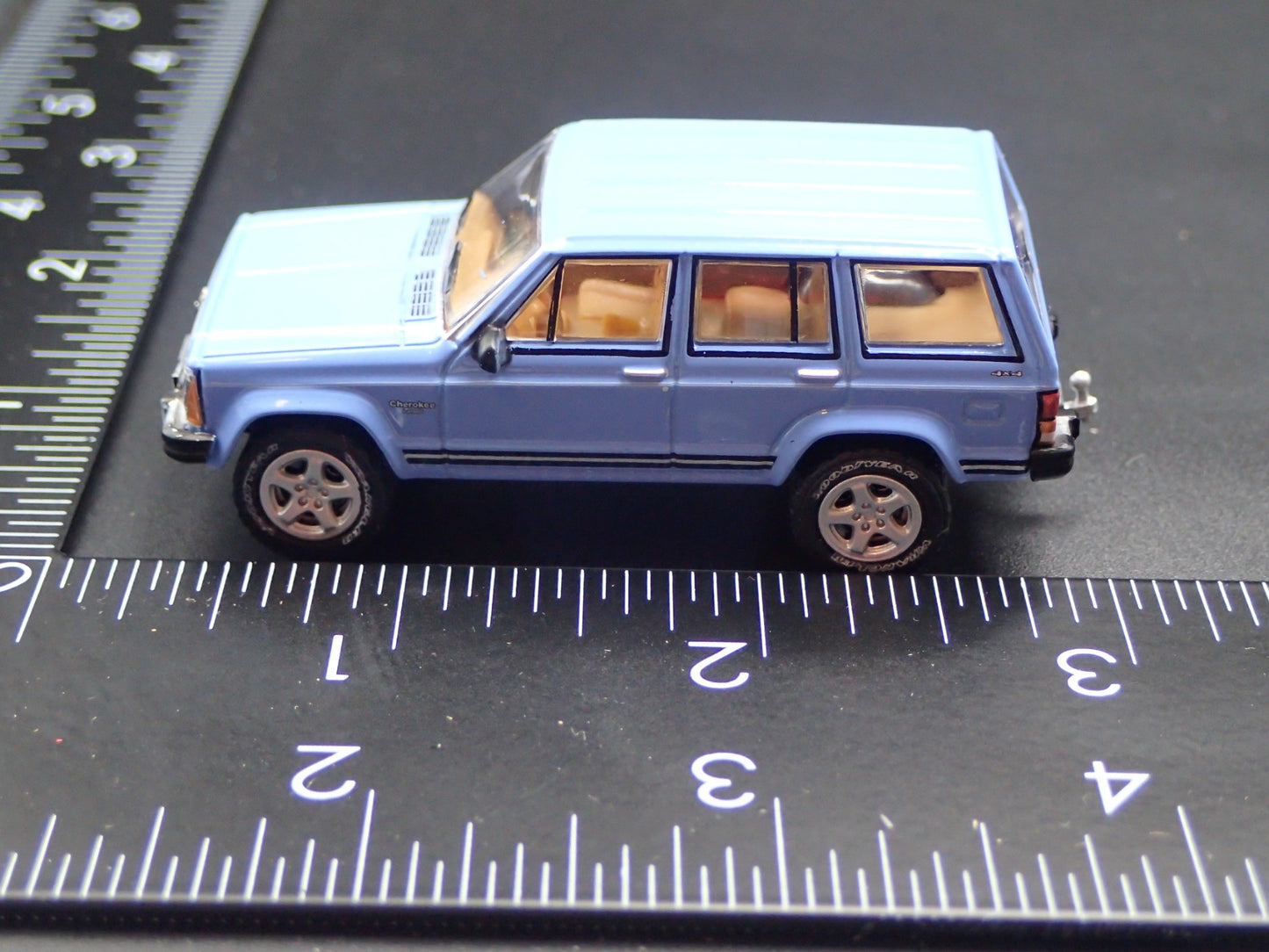 1984-2001 JEEP CHEROKEE LAREDO XJ 4 DOOR 1:64 SCALE DIORAMA DIECAST MODEL CAR