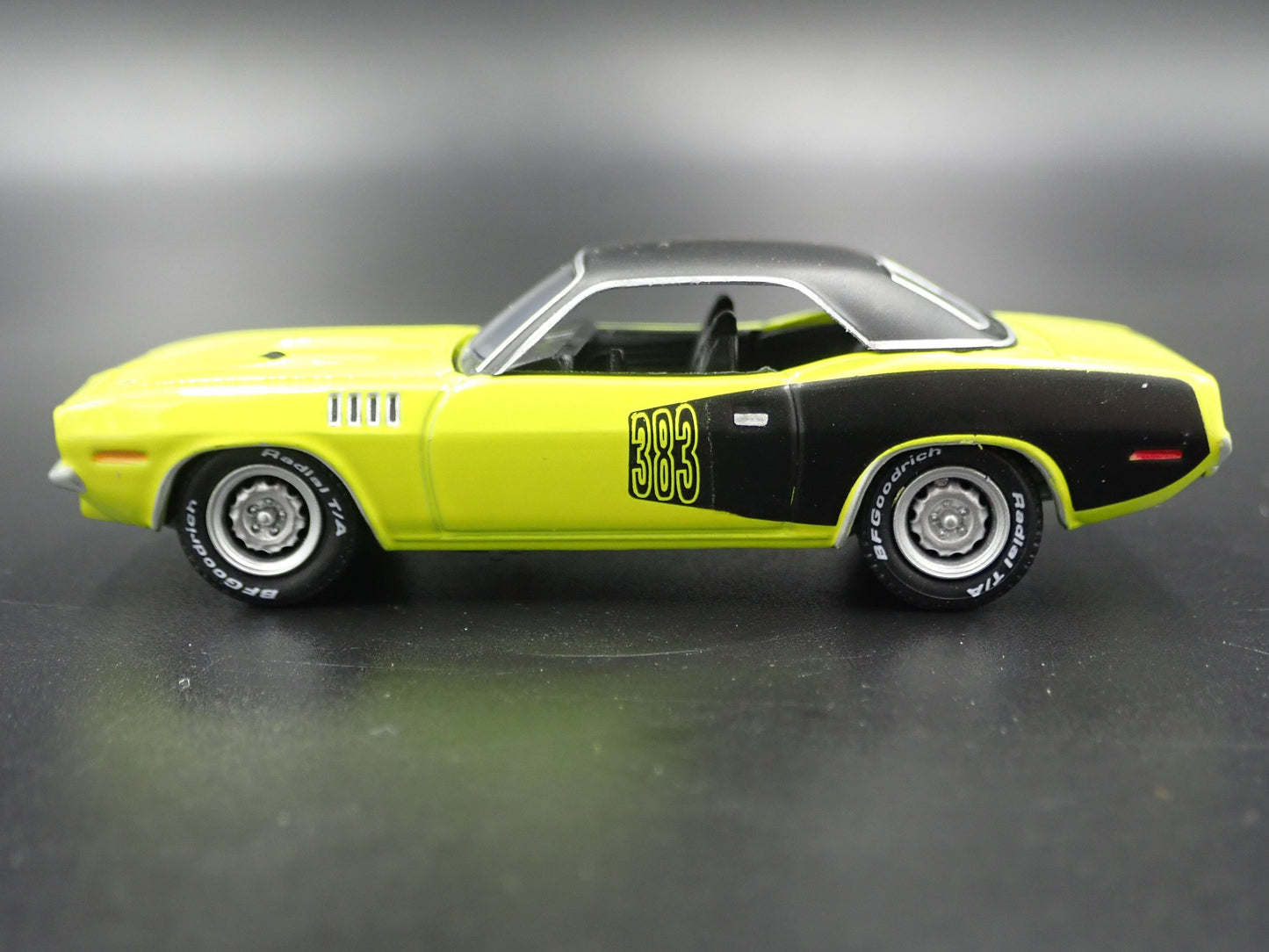 1971 71 PLYMOUTH CUDA 383 GREEN 1:64 SCALE COLLECTIBLE DIORAMA DIECAST MODEL CAR