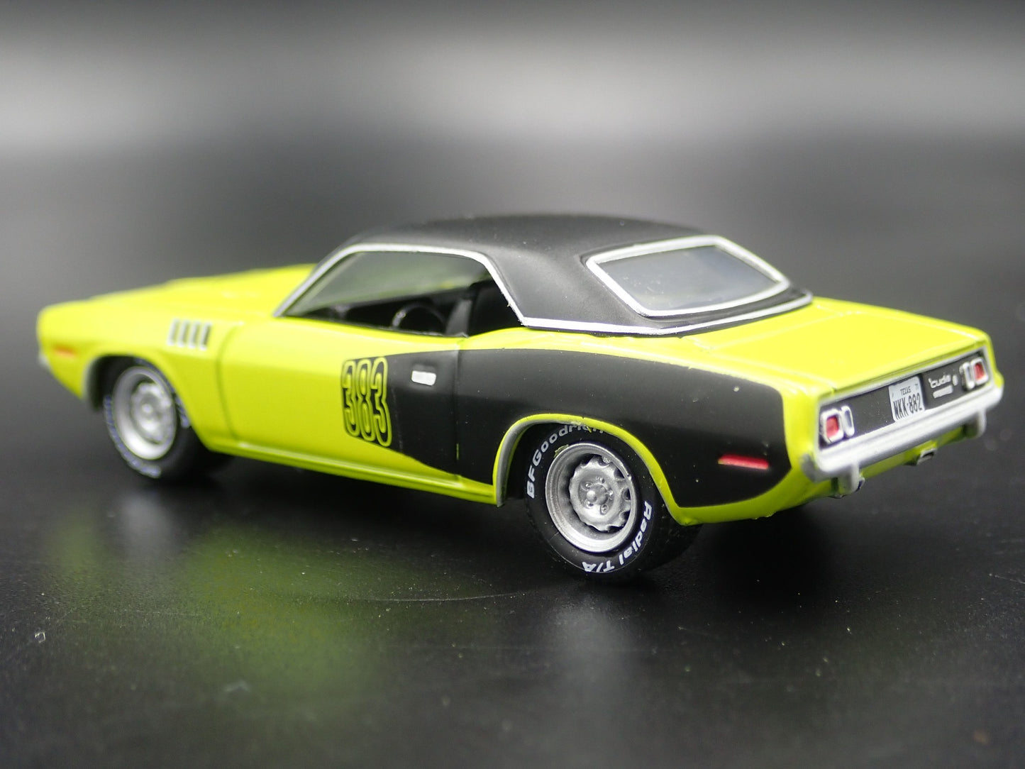 1971 71 PLYMOUTH CUDA 383 GREEN 1:64 SCALE COLLECTIBLE DIORAMA DIECAST MODEL CAR
