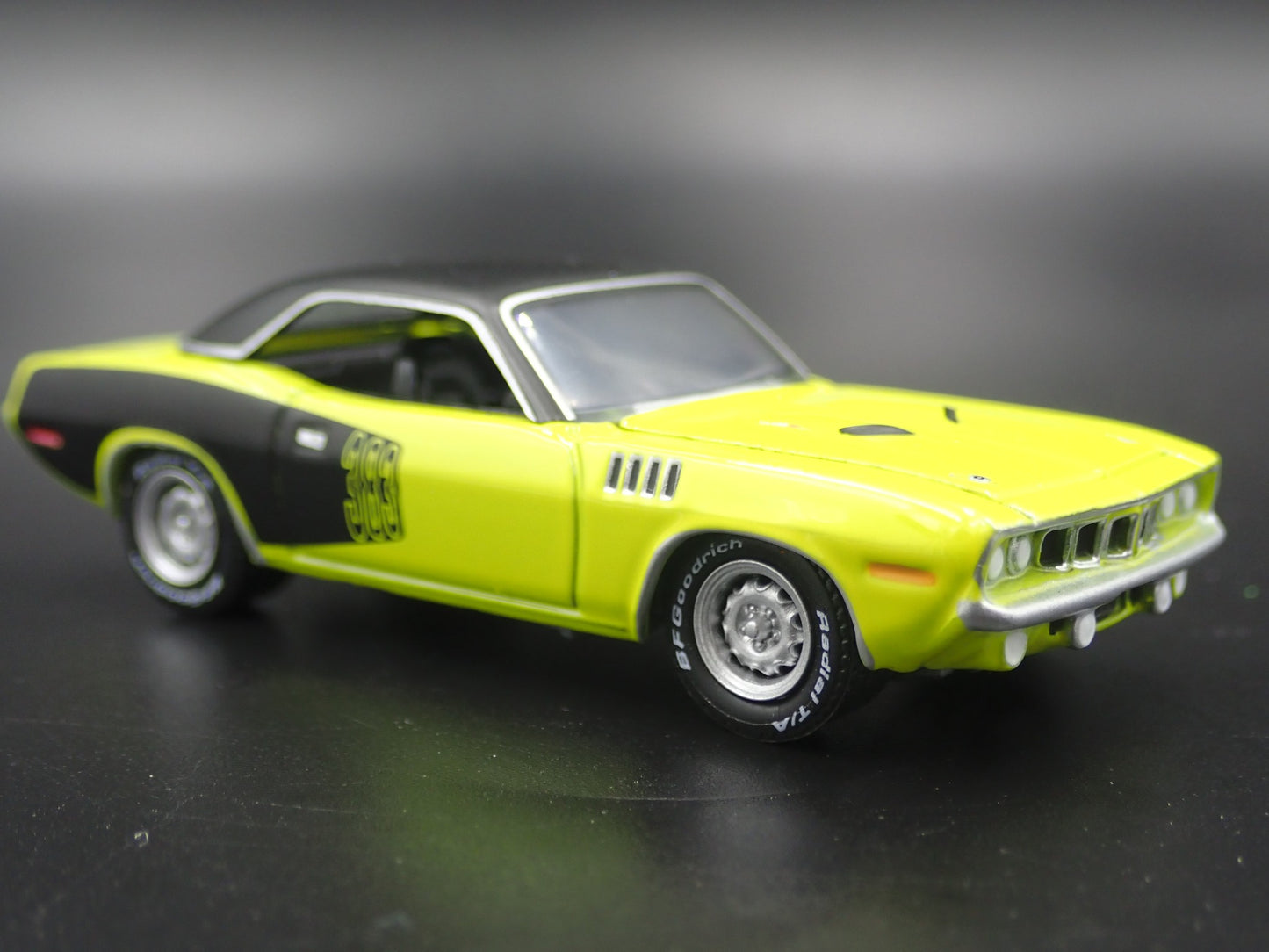1971 71 PLYMOUTH CUDA 383 GREEN 1:64 SCALE COLLECTIBLE DIORAMA DIECAST MODEL CAR