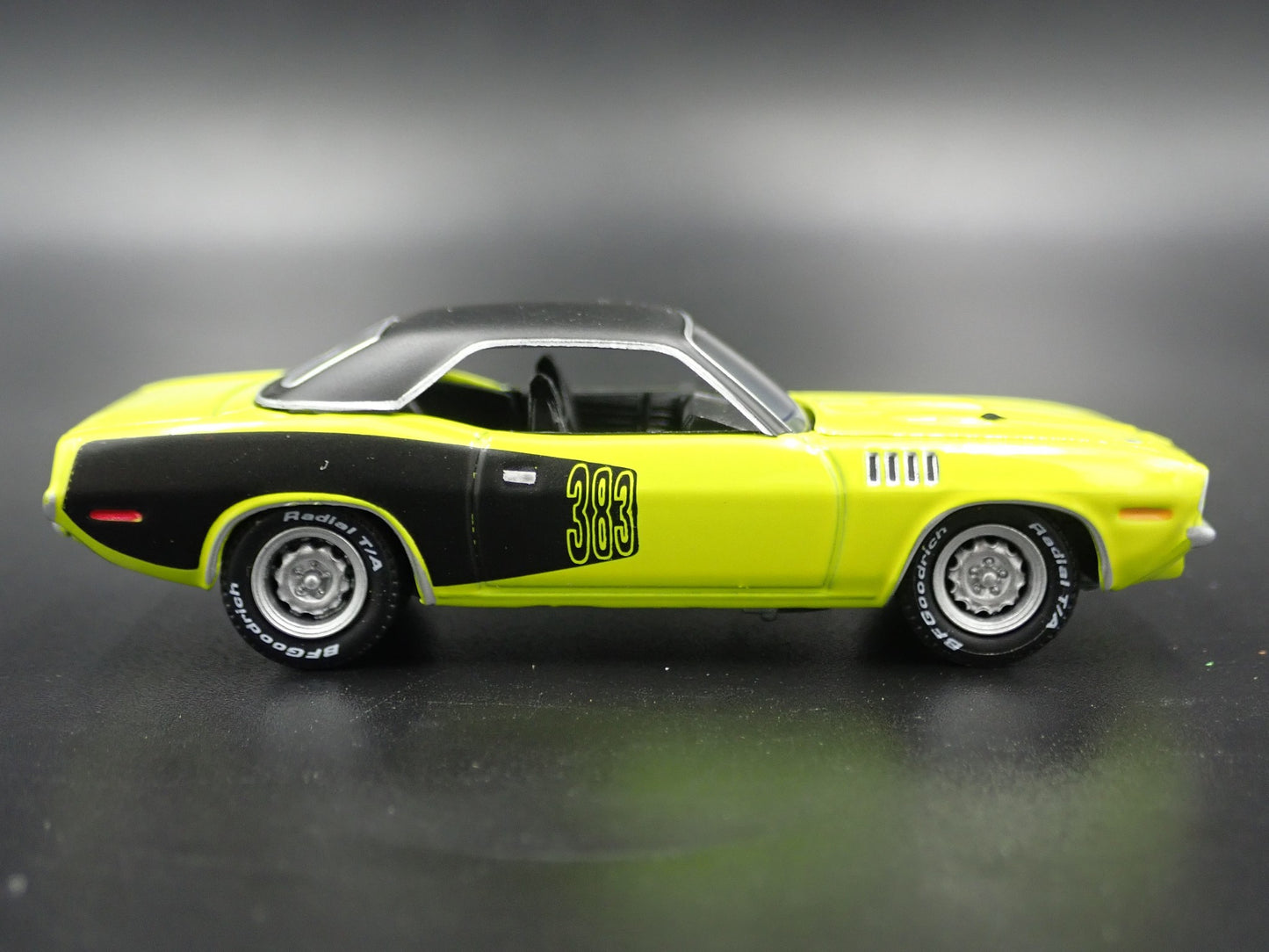 1971 71 PLYMOUTH CUDA 383 GREEN 1:64 SCALE COLLECTIBLE DIORAMA DIECAST MODEL CAR
