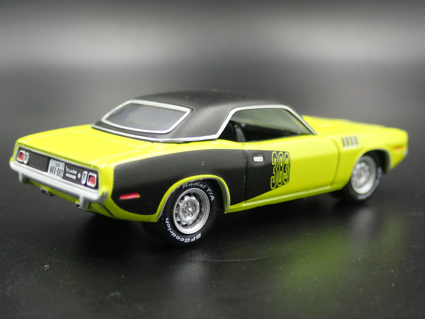 1971 71 PLYMOUTH CUDA 383 GREEN 1:64 SCALE COLLECTIBLE DIORAMA DIECAST MODEL CAR