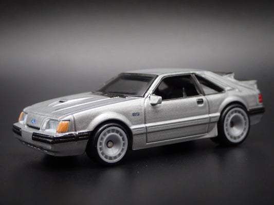 1984 84 FORD MUSTANG SVO FOX BODY SILVER 1:64 SCALE DIORAMA DIECAST MODEL CAR