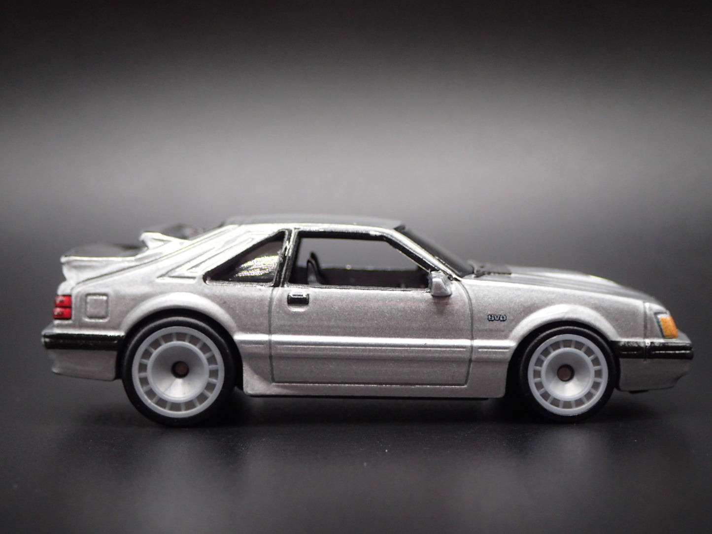 1984 84 FORD MUSTANG SVO FOX BODY SILVER 1:64 SCALE DIORAMA DIECAST MODEL CAR