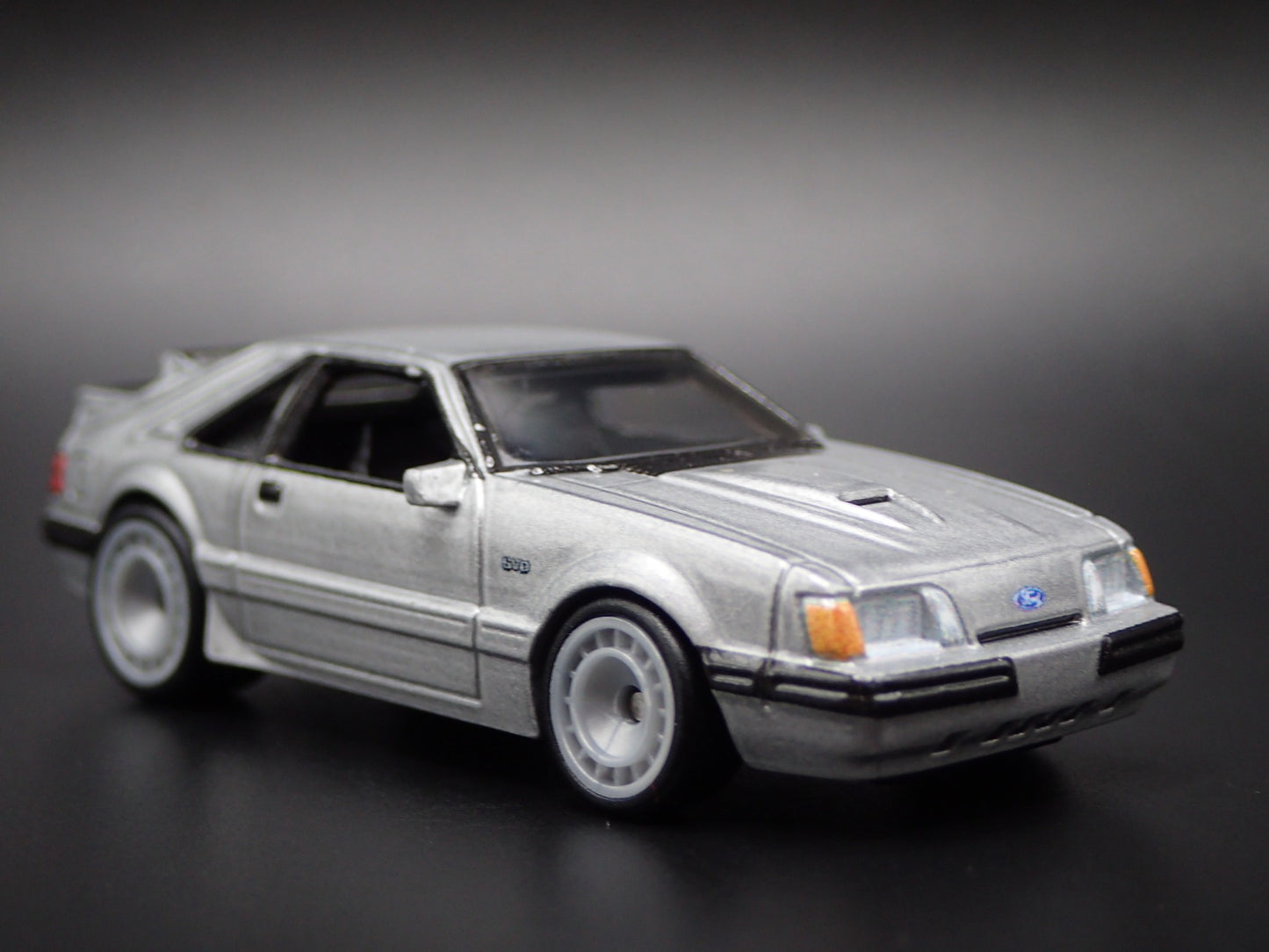 1984 84 FORD MUSTANG SVO FOX BODY SILVER 1:64 SCALE DIORAMA DIECAST MODEL CAR