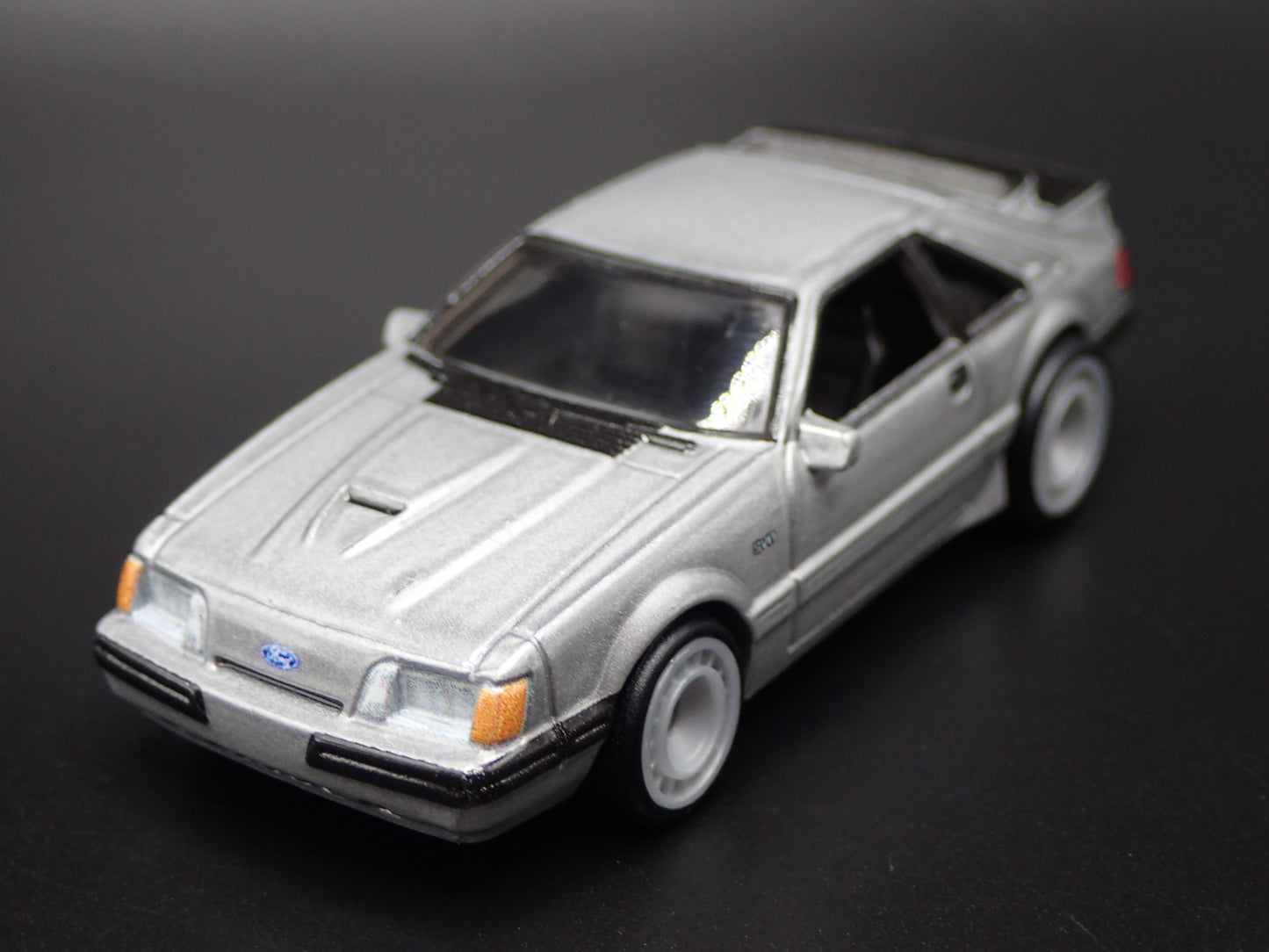 1984 84 FORD MUSTANG SVO FOX BODY SILVER 1:64 SCALE DIORAMA DIECAST MODEL CAR