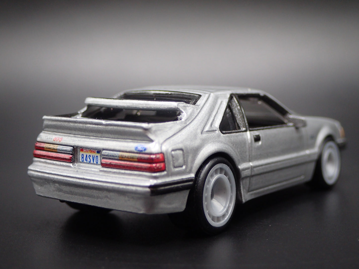 1984 84 FORD MUSTANG SVO FOX BODY SILVER 1:64 SCALE DIORAMA DIECAST MODEL CAR