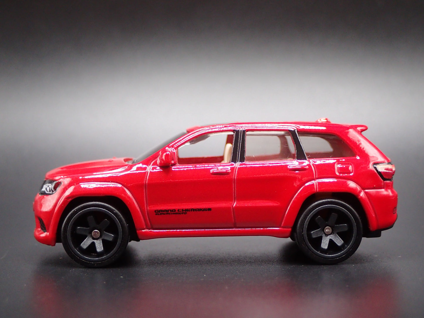 2018-2021 JEEP GRAND CHEROKEE TRACKHAWK RED 1:64 SCALE DIORAMA DIECAST MODEL CAR