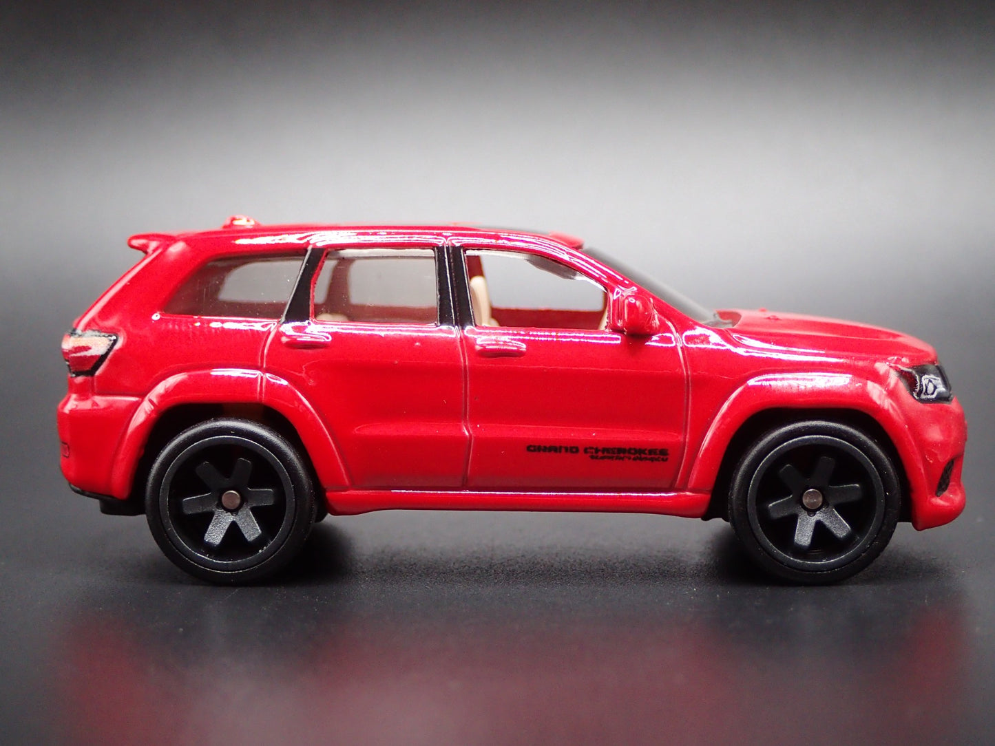 2018-2021 JEEP GRAND CHEROKEE TRACKHAWK RED 1:64 SCALE DIORAMA DIECAST MODEL CAR