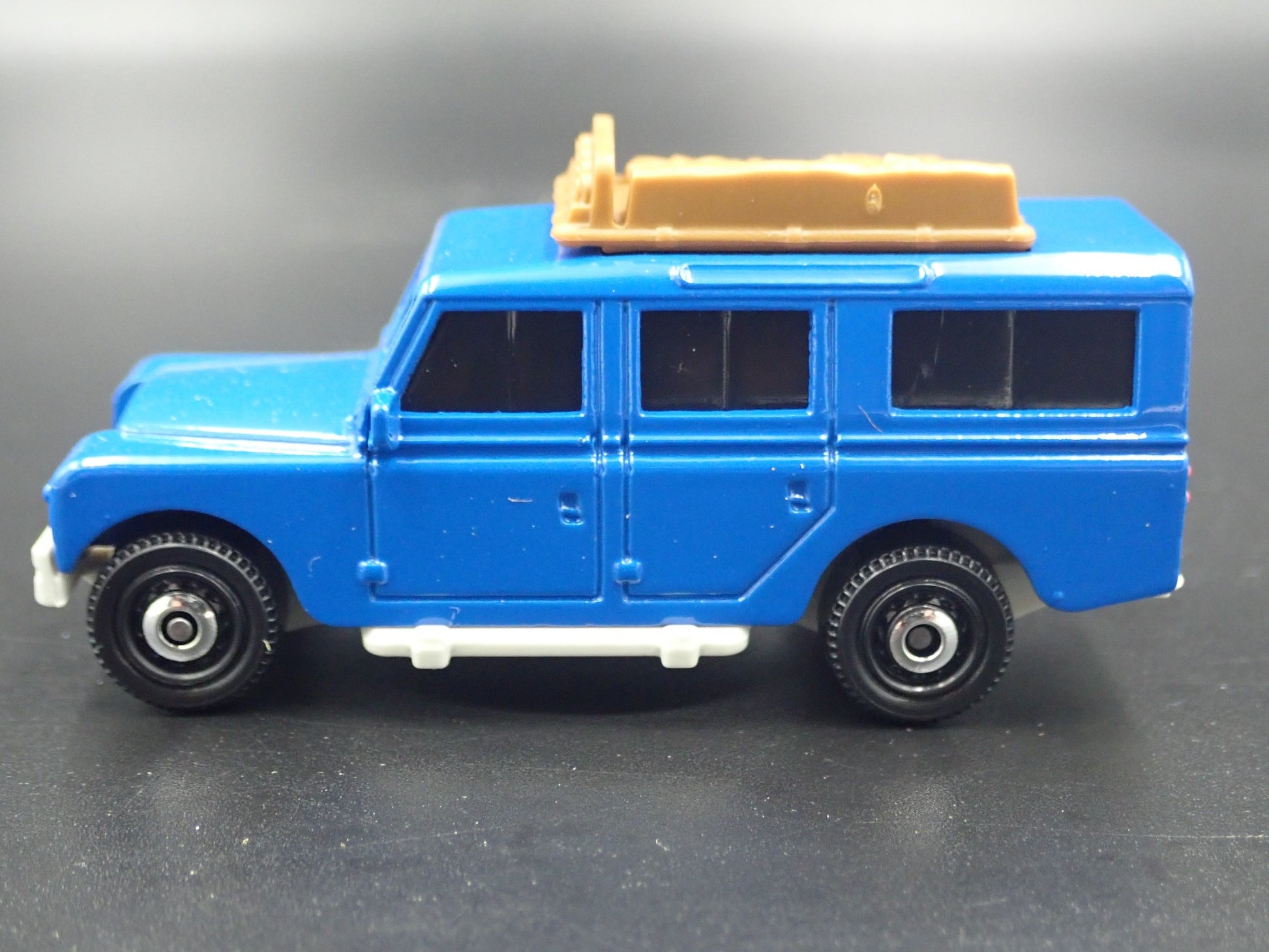 1961-1971 LAND ROVER GEN II 1/64 SCALE COLLECTIBLE DIORAMA DIECAST MOD ...