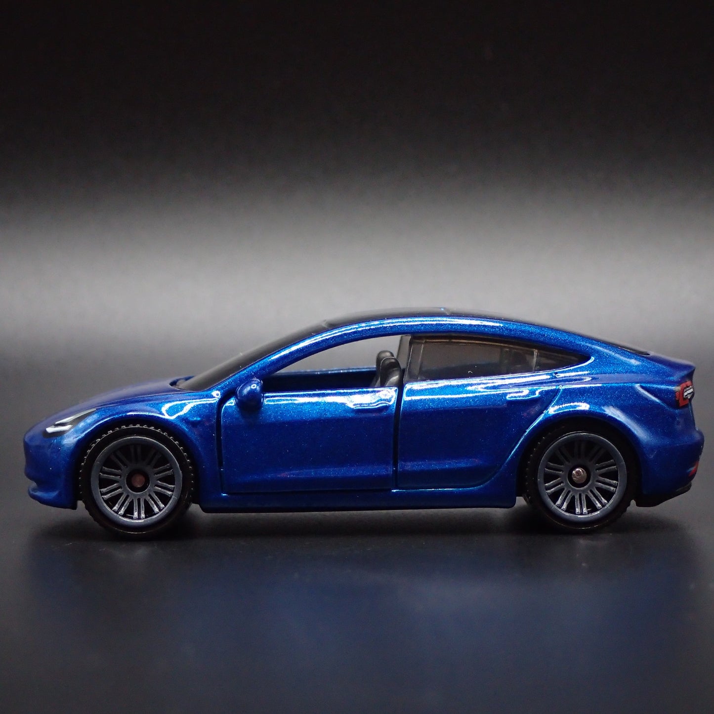 2017-2025 TESLA MODEL 3 BLUE 1:64 SCALE COLLECTIBLE DIORAMA DIECAST MODEL  CAR