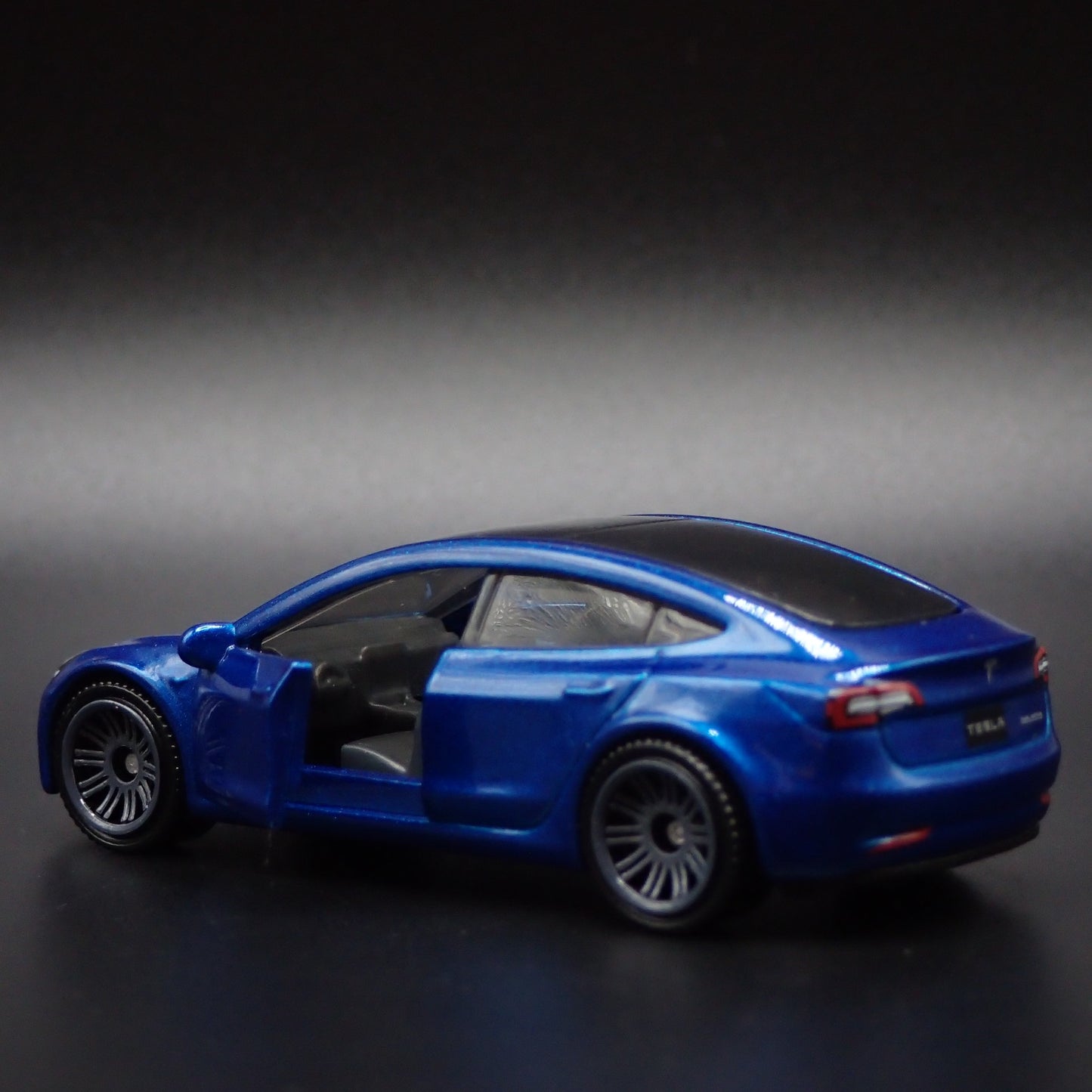 2017-2025 TESLA MODEL 3 BLUE 1:64 SCALE COLLECTIBLE DIORAMA DIECAST MODEL  CAR
