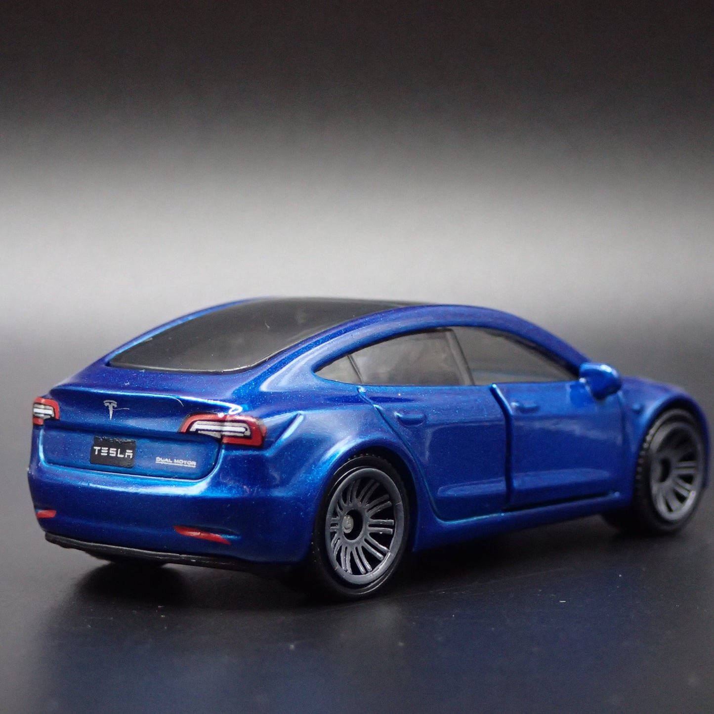 2017-2025 TESLA MODEL 3 BLUE 1:64 SCALE COLLECTIBLE DIORAMA DIECAST MODEL  CAR