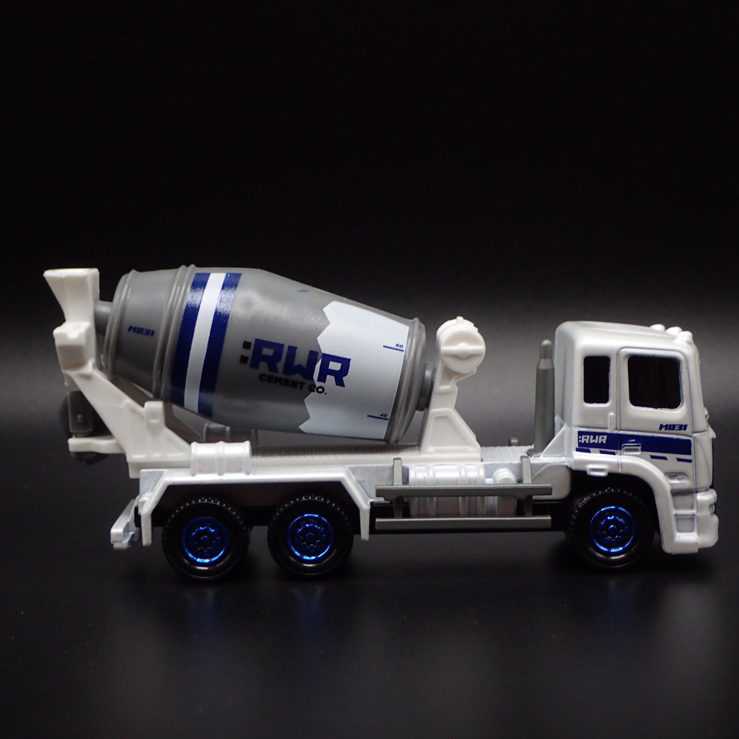 CEMENT MIXER CONSTRUCTION VEHICLE TRUCK 1:64 MB SCALE DIORAMA DIECAST MODEL CAR