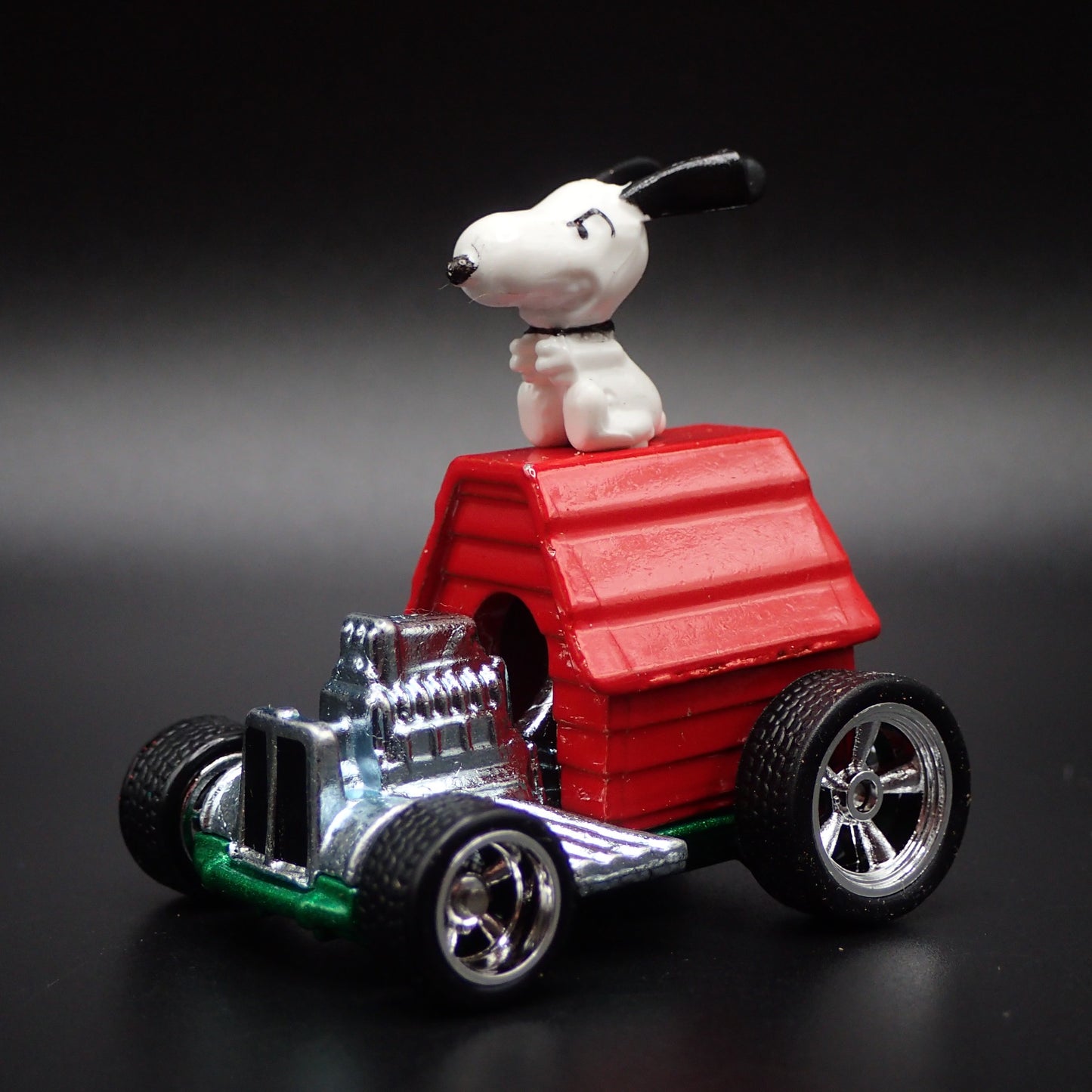 SNOOPY ON DOG HOUSE PEANUTS 1:64 SCALE COLLECTIBLE DIORAMA DIECAST MODEL CAR