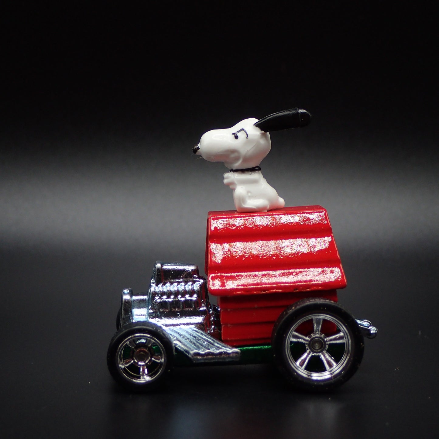 SNOOPY ON DOG HOUSE PEANUTS 1:64 SCALE COLLECTIBLE DIORAMA DIECAST MODEL CAR