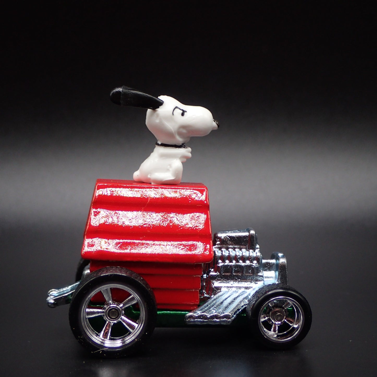 SNOOPY ON DOG HOUSE PEANUTS 1:64 SCALE COLLECTIBLE DIORAMA DIECAST MODEL CAR