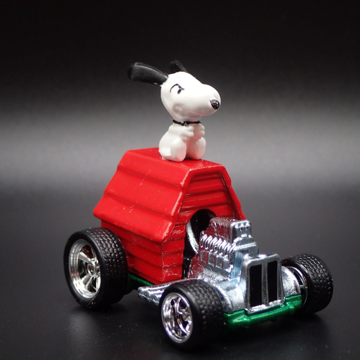 SNOOPY ON DOG HOUSE PEANUTS 1:64 SCALE COLLECTIBLE DIORAMA DIECAST MODEL CAR