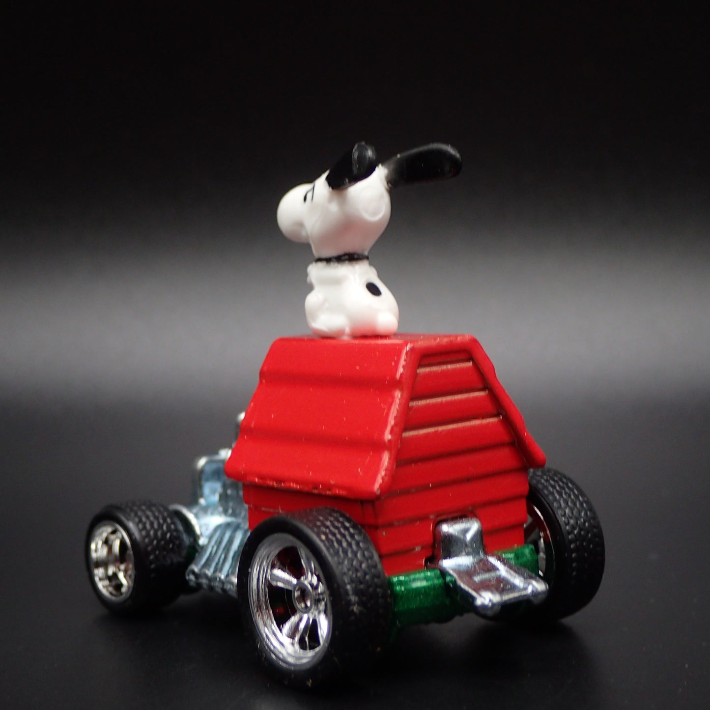 SNOOPY ON DOG HOUSE PEANUTS 1:64 SCALE COLLECTIBLE DIORAMA DIECAST MODEL CAR